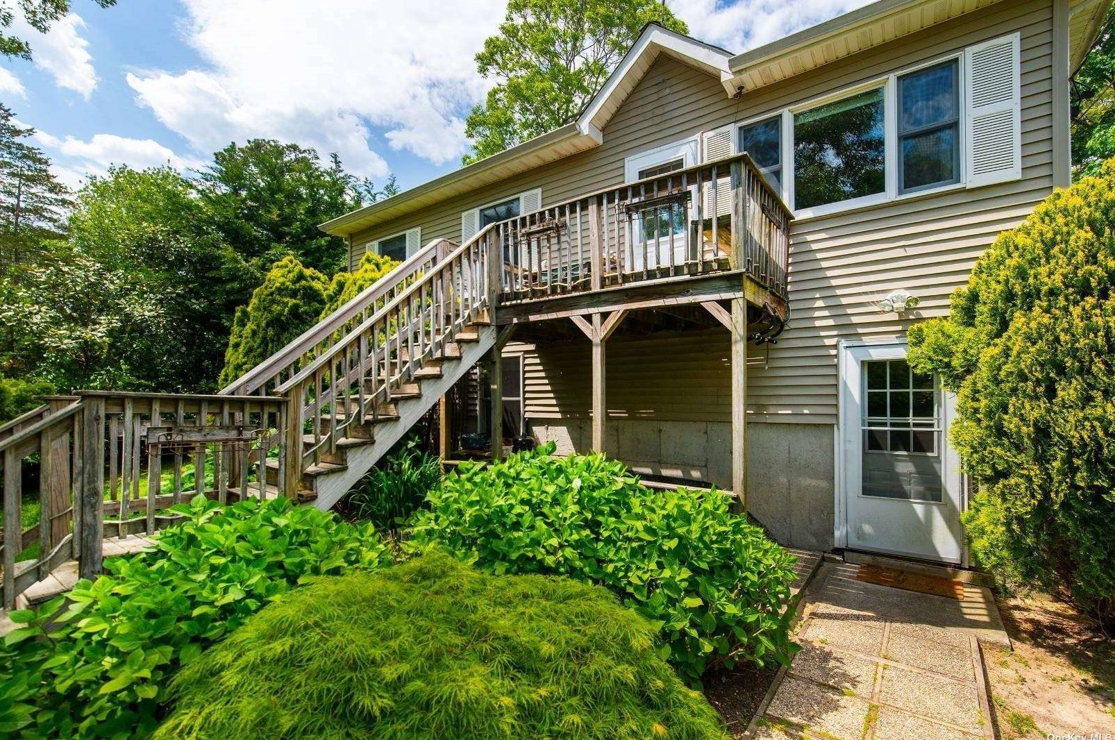 6 Hubbard St, Hampton Bays, NY 11946-1427