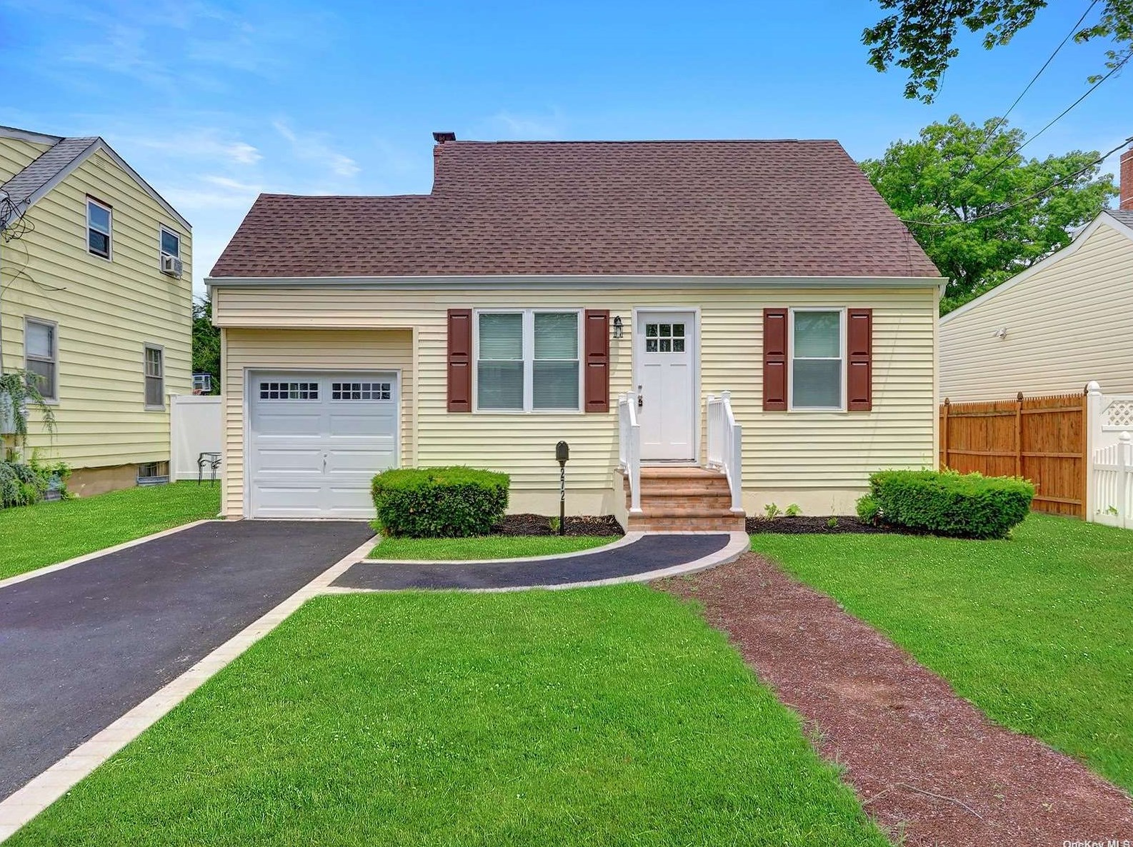 272 S 13th St, North Lindenhurst, NY 11757