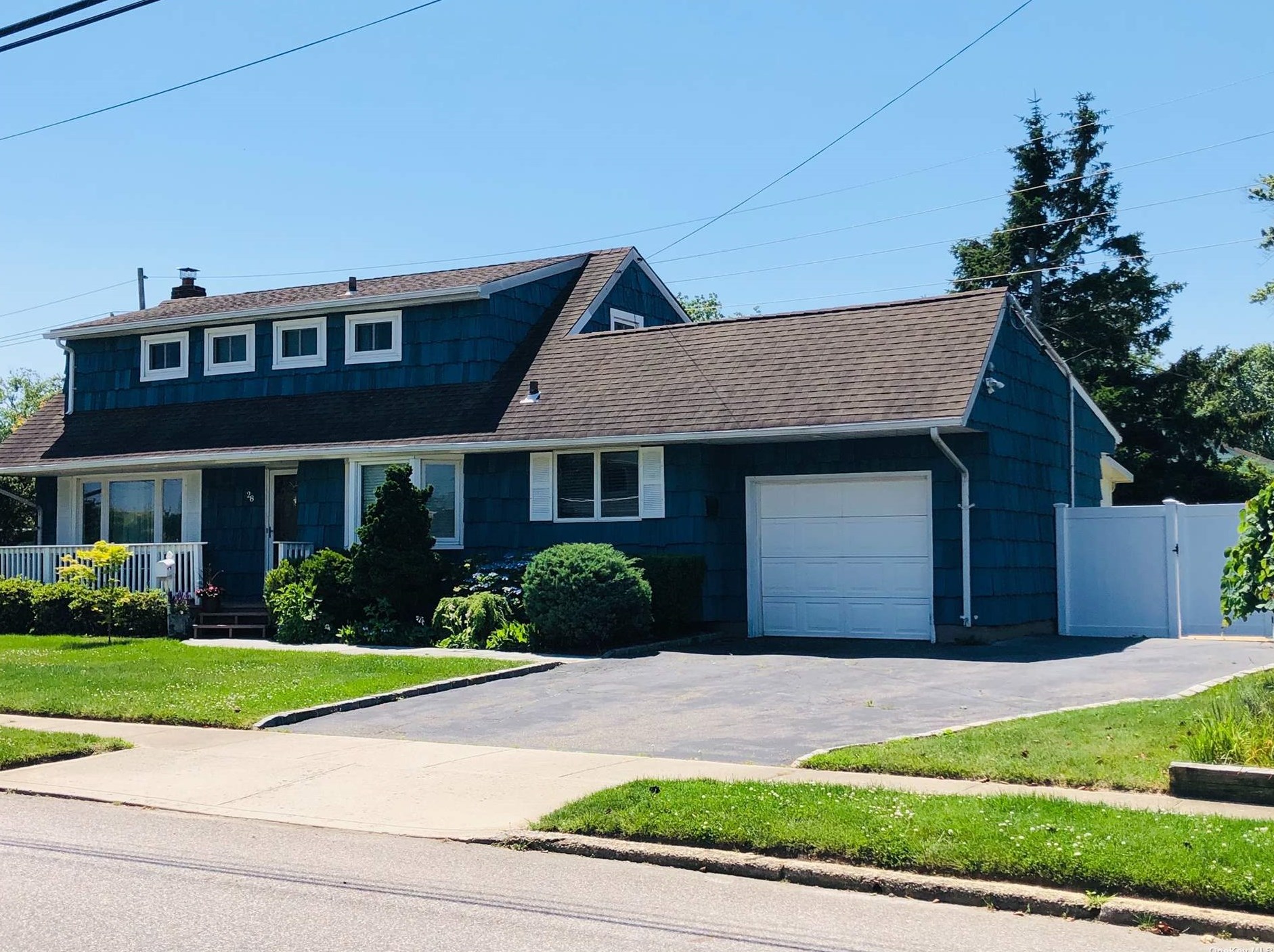 28 Merritt St, West Islip, NY 11795