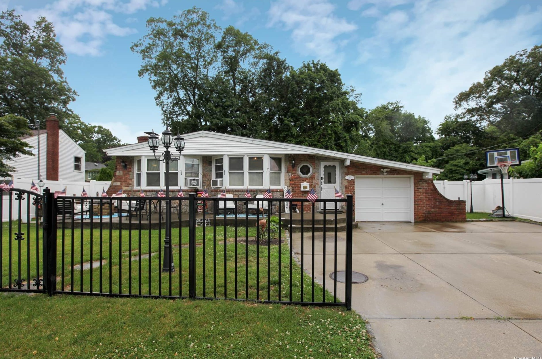 16 Cheryl Dr, Hauppauge, NY 11779-4320