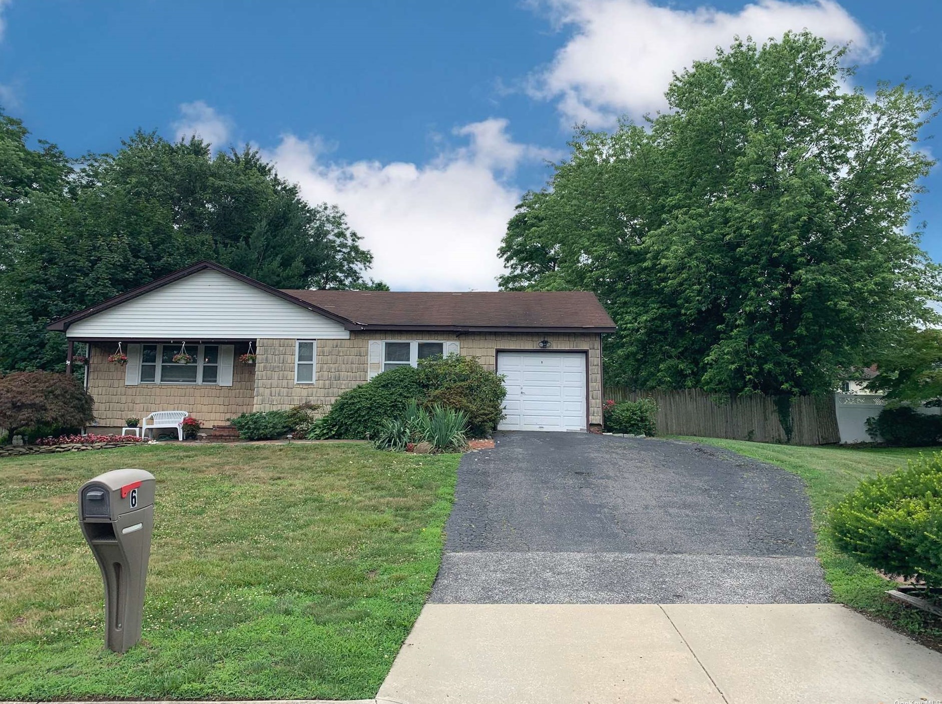 6 Carolyn Rd, Prt Jefferson Station, NY 11776-1706