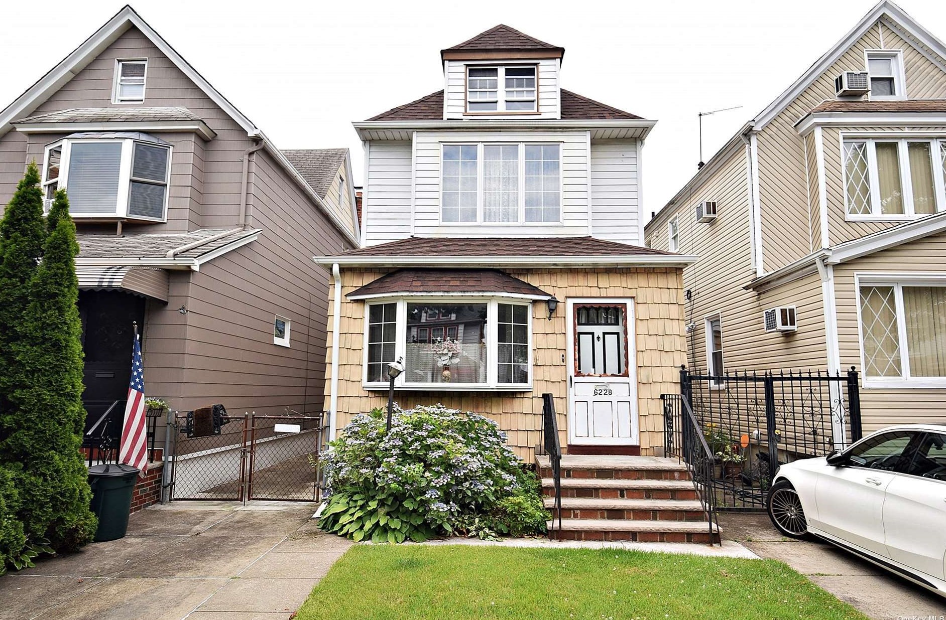 62-28 80th Rd, Flushing, NY 11385-6828