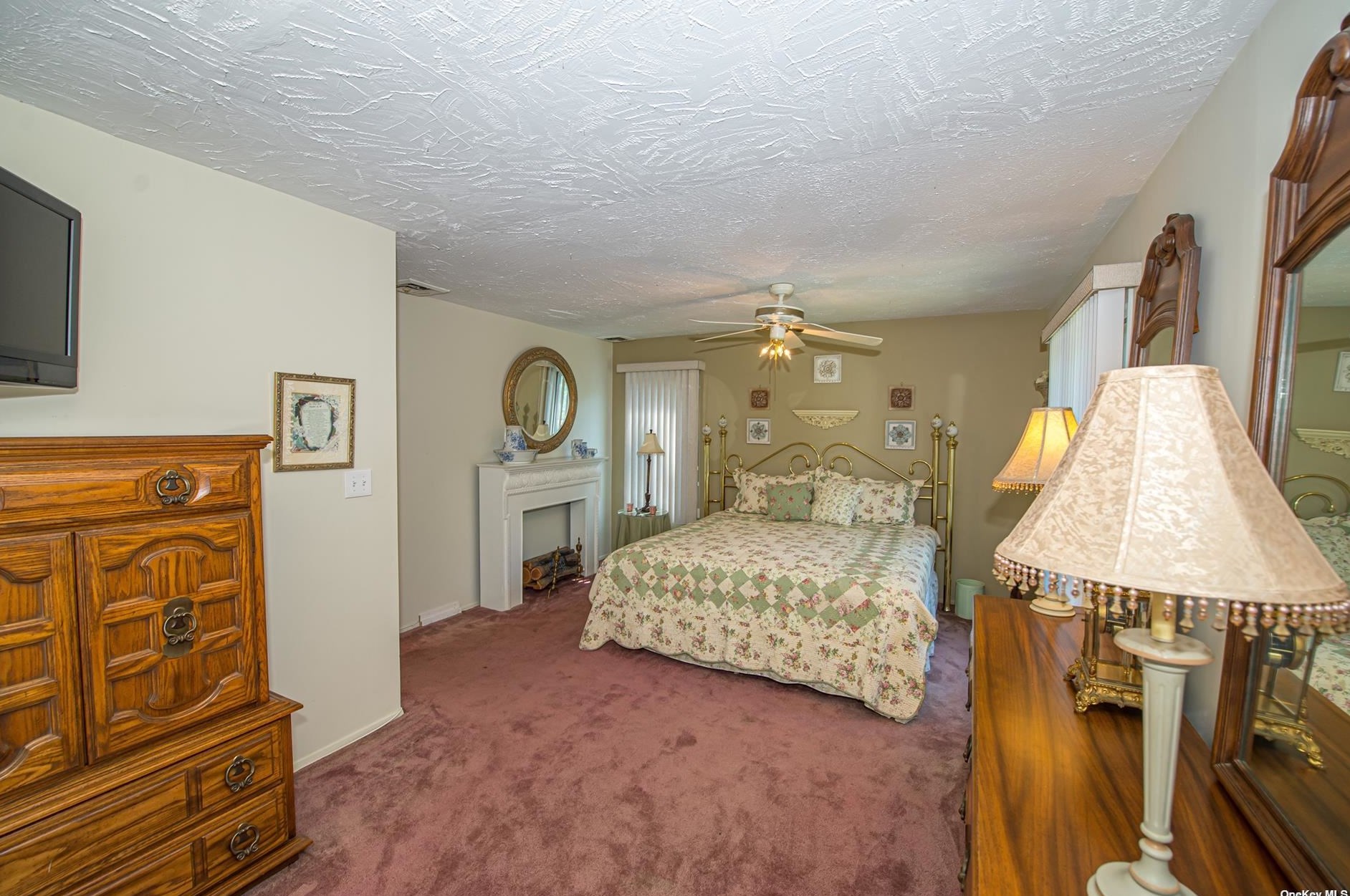 175 New Hwy, Commack NY  11725-4907 exterior