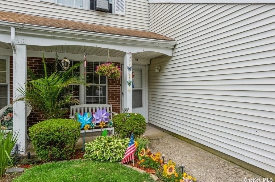 215 Ivy Meadow Ct, Middle Island, NY 11953-1616