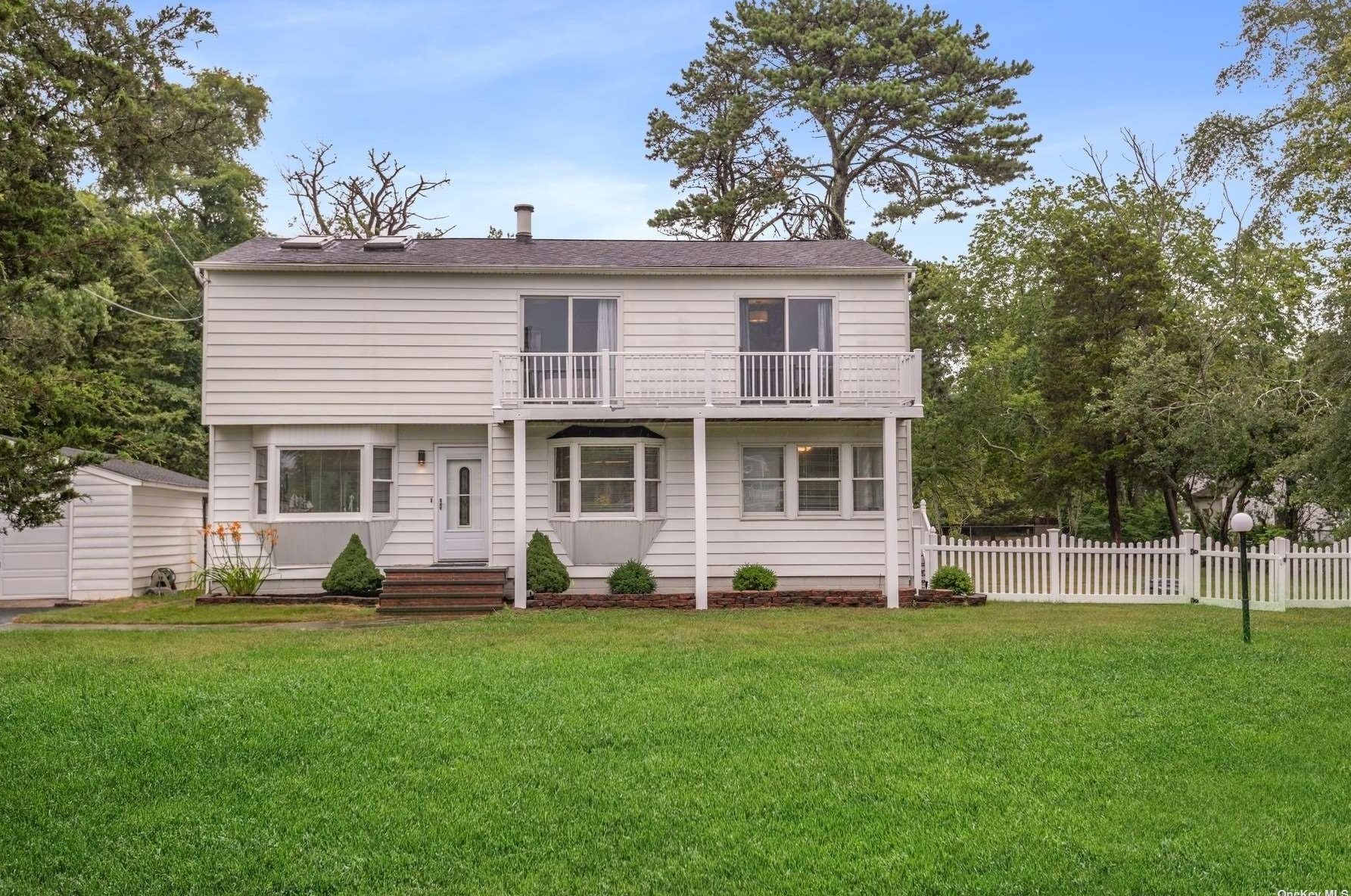 5 Hyler Dr, Hampton Bays, NY 11946