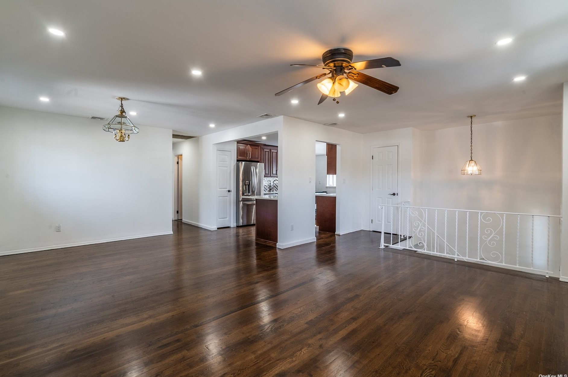 2 Elmira St, Hicksville NY  11801-4727 exterior