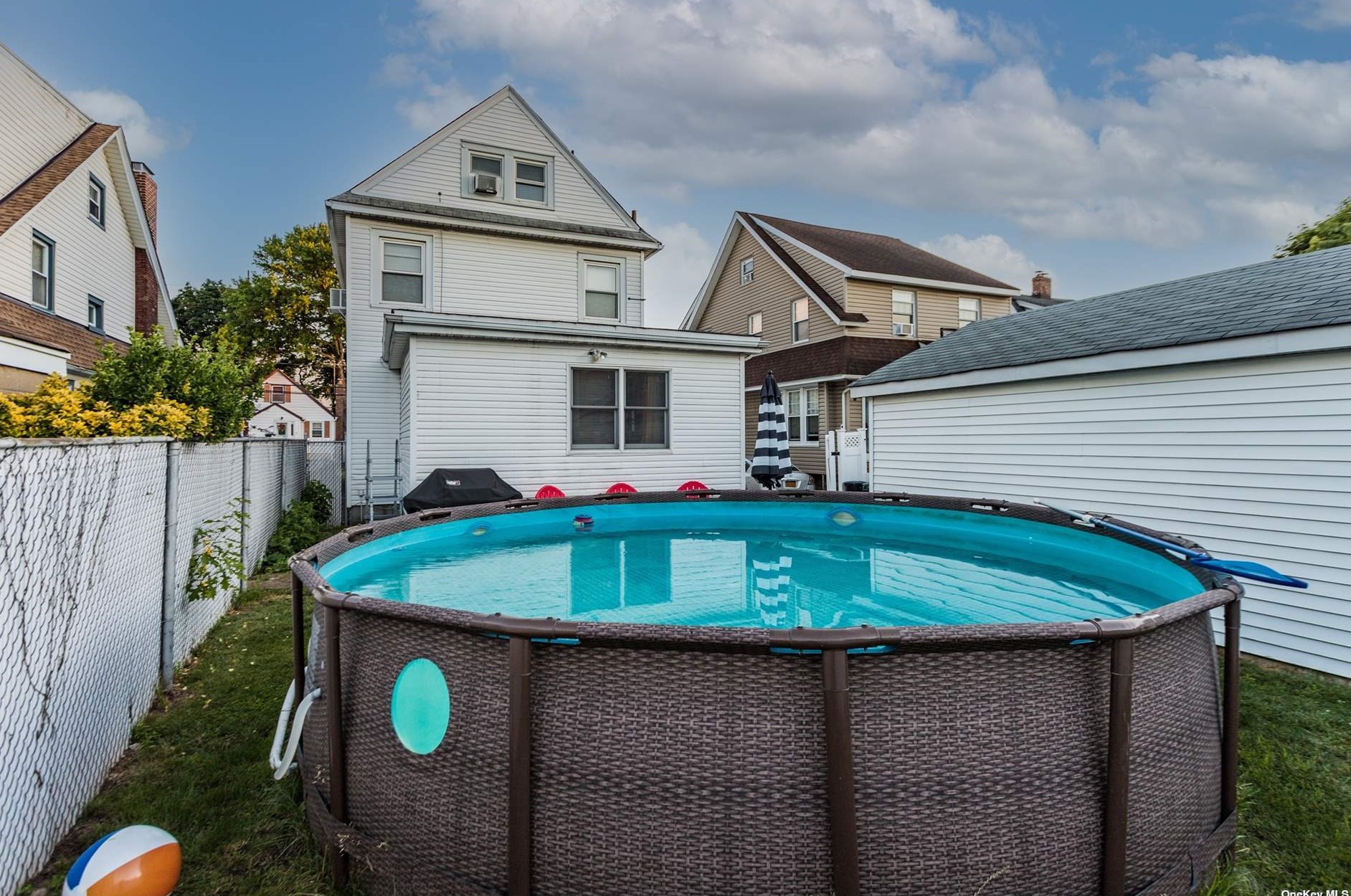 83 Lyon Pl, Lynbrook NY  11563-2420 exterior