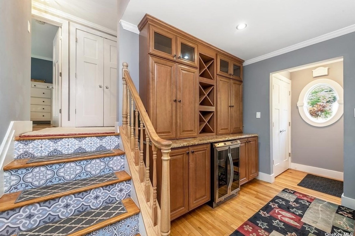 41 Plymouth Rd, Port Washington, NY 11050-4331