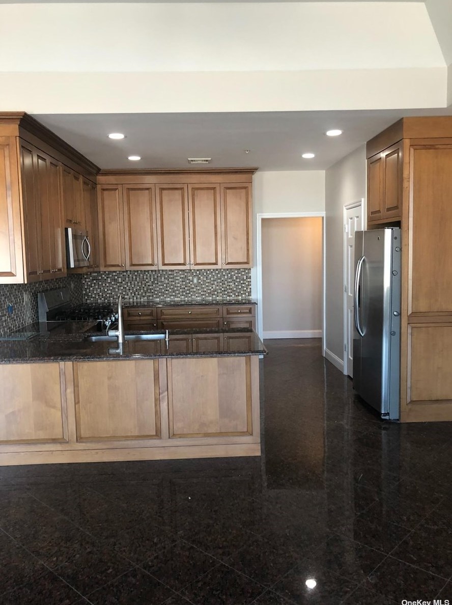 24 Bayville Ave, Bayville, NY 11709