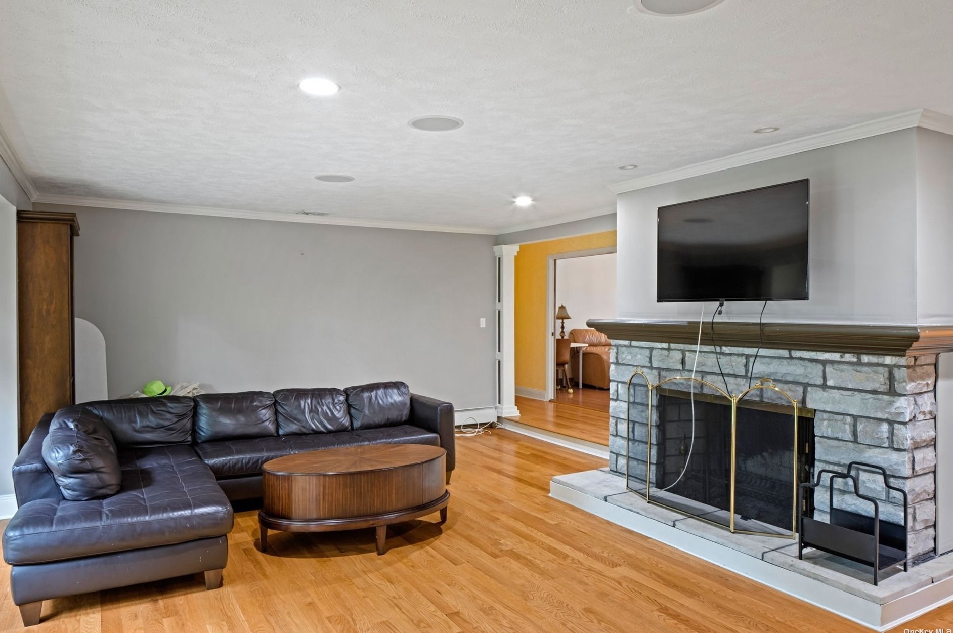 2032 Ridge Rd, Syosset NY  11791-9608 exterior