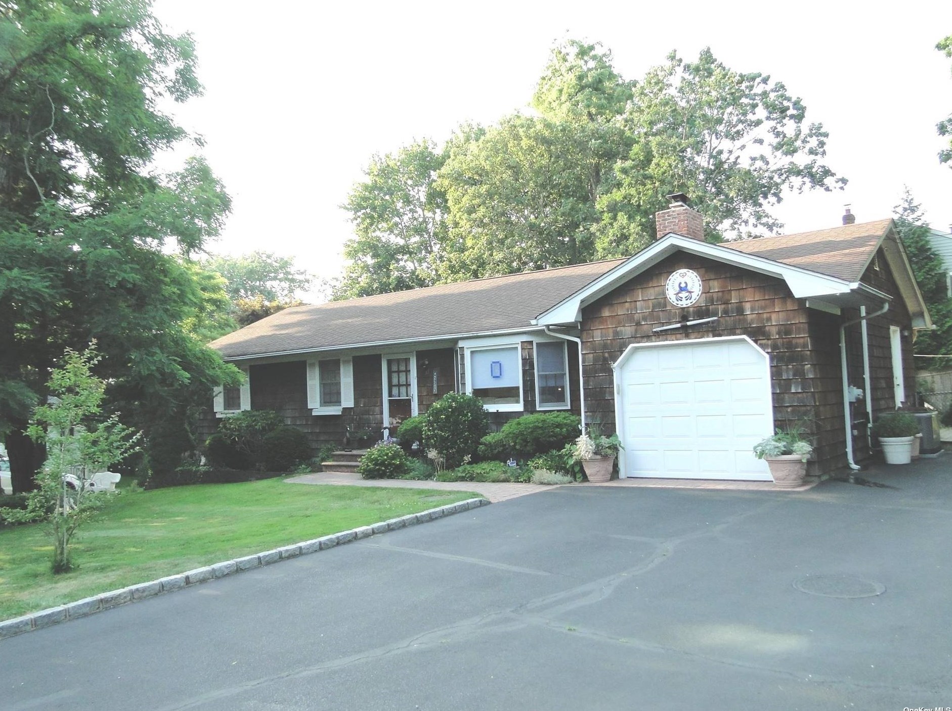 35 Hickory Rd, Rocky Point, NY 11778-9390