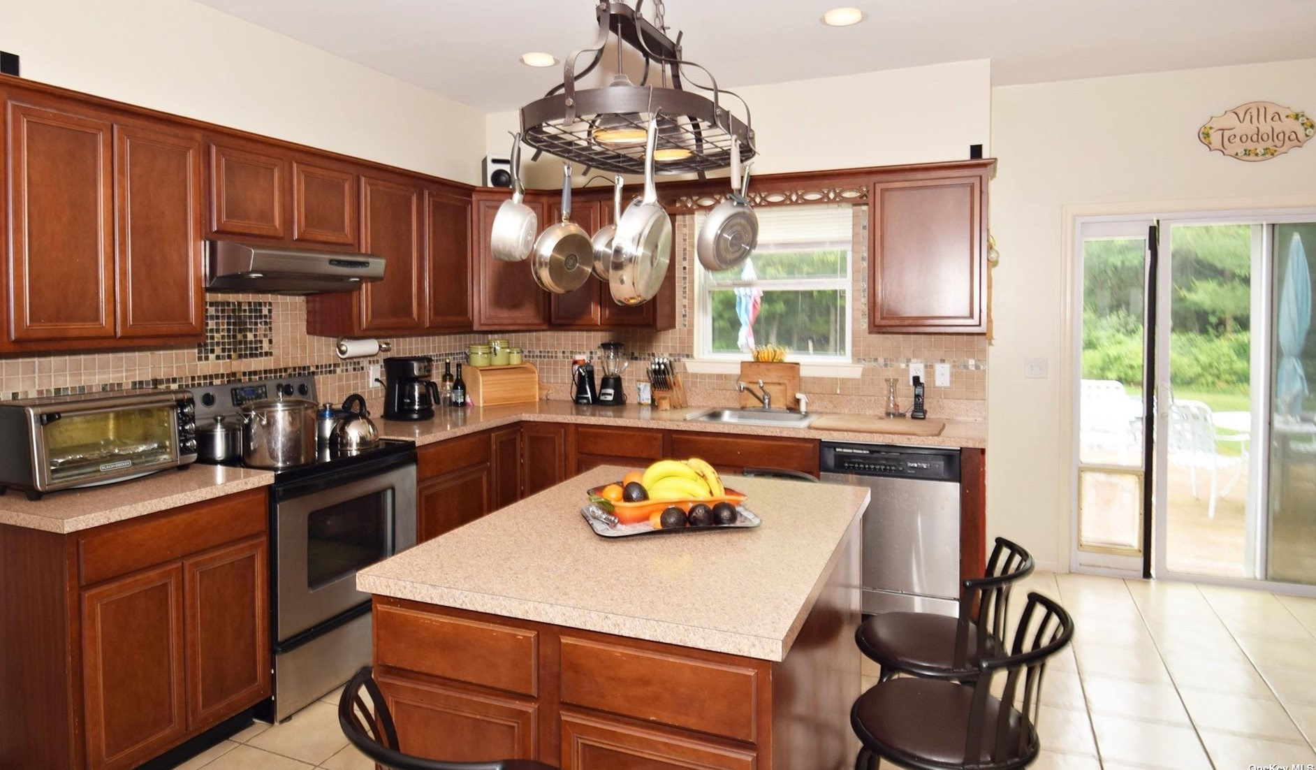 883 Old Medford Ave, Gordon Heights, NY 11763-2660