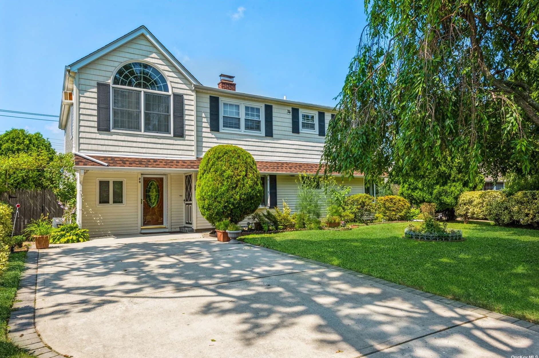 25 Eagle Ln, Plainedge, NY 11756-3604