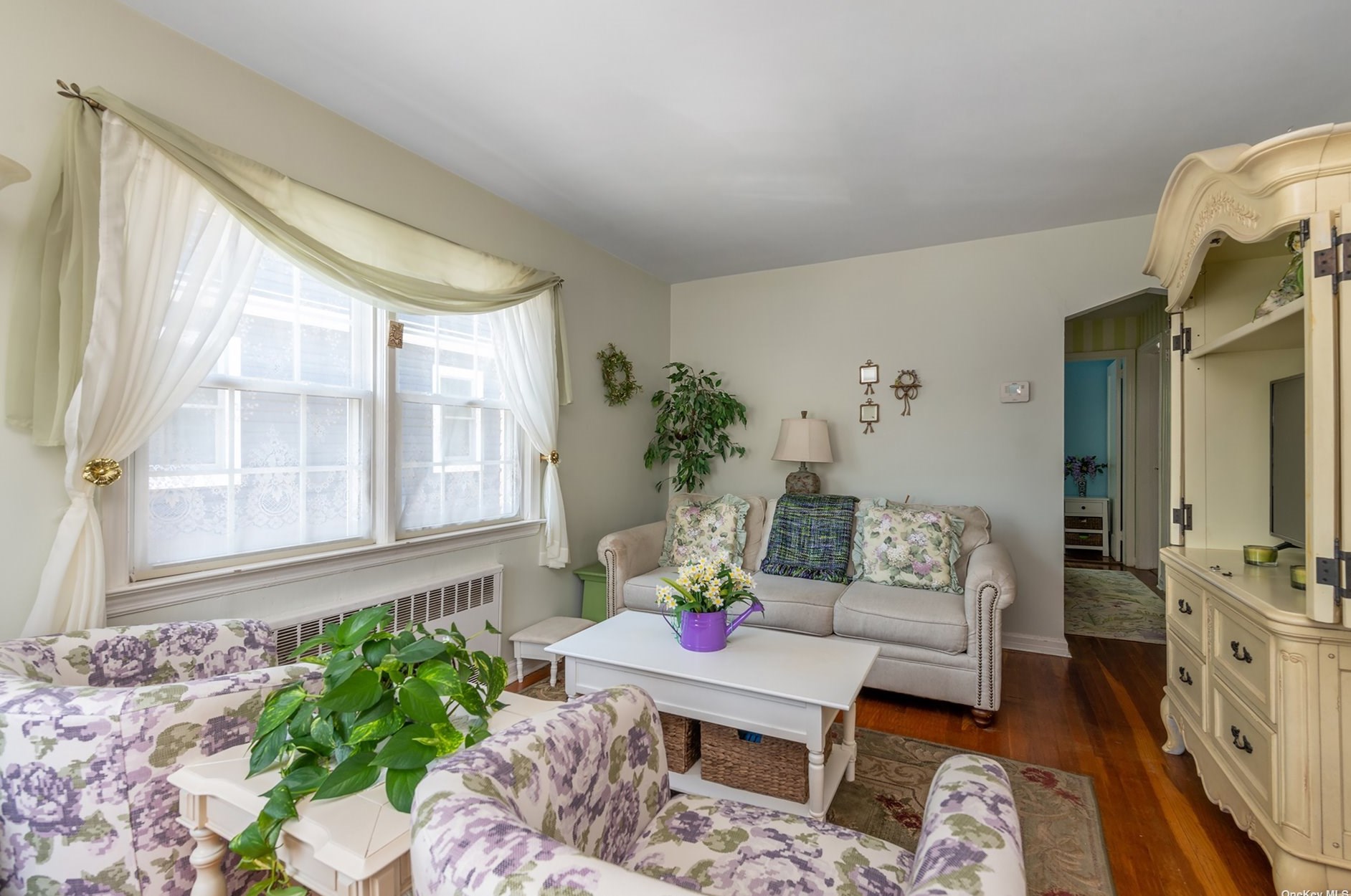 7 Griffin Pl, Lynbrook, NY 11563-2017