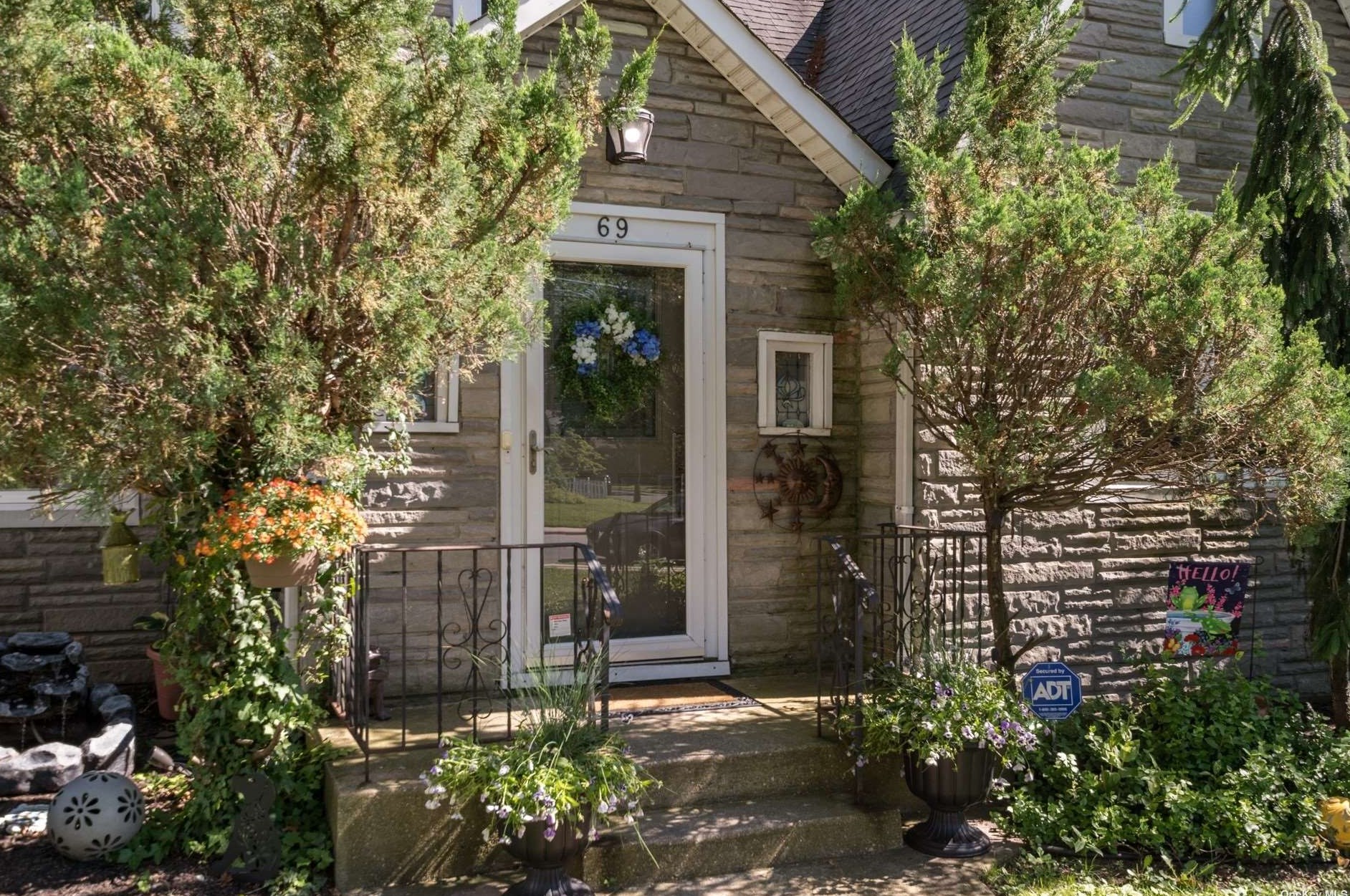 69 Smith St, North Merrick, NY 11566-3428