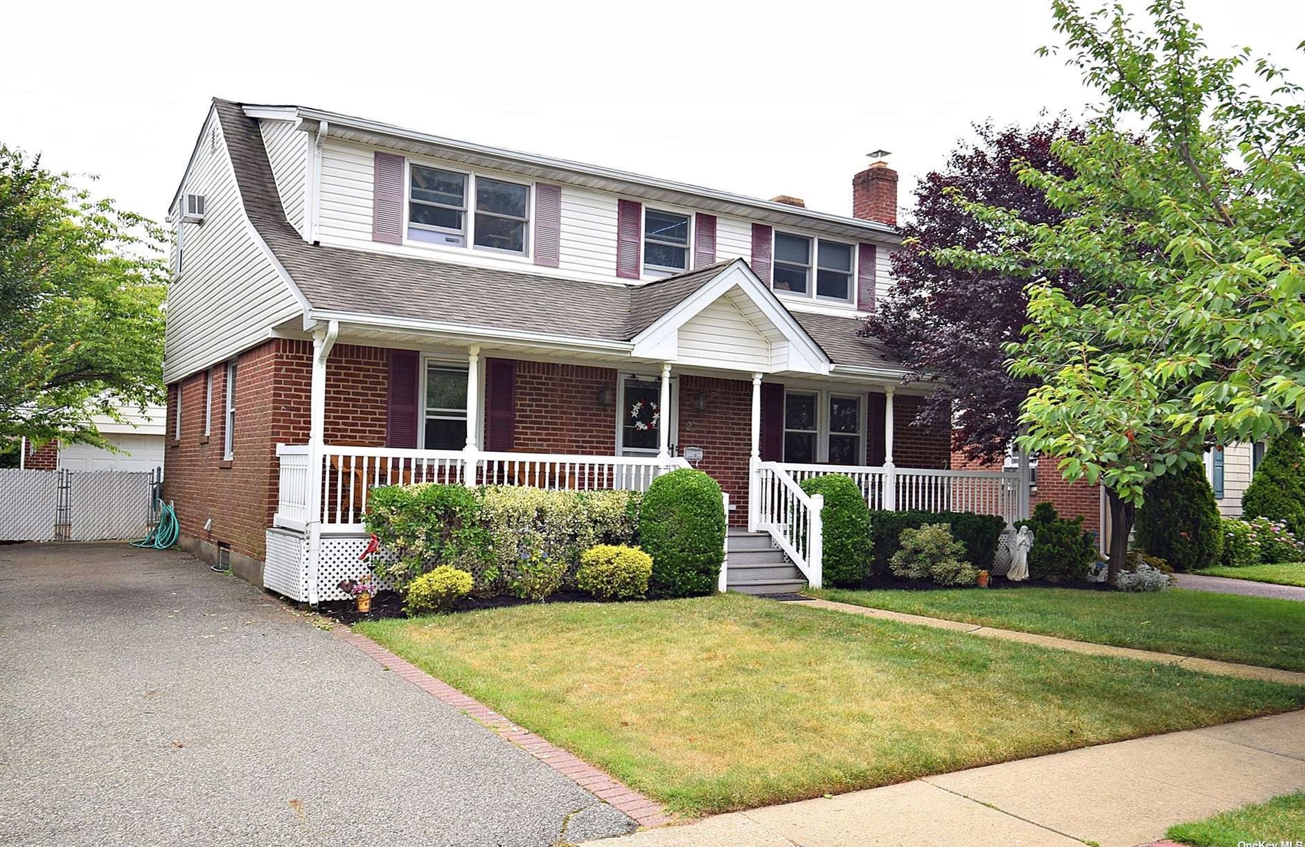 23 Mapleleaf Ln, New Hyde Park, NY 11040