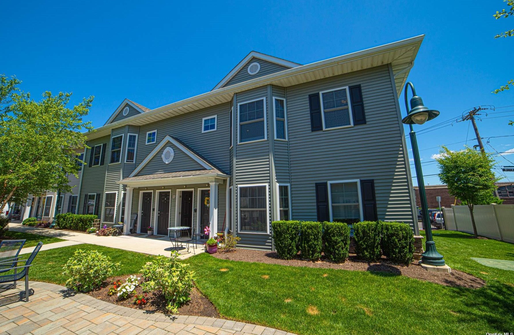 160 Travis St #8, North Lindenhurst, NY 11757
