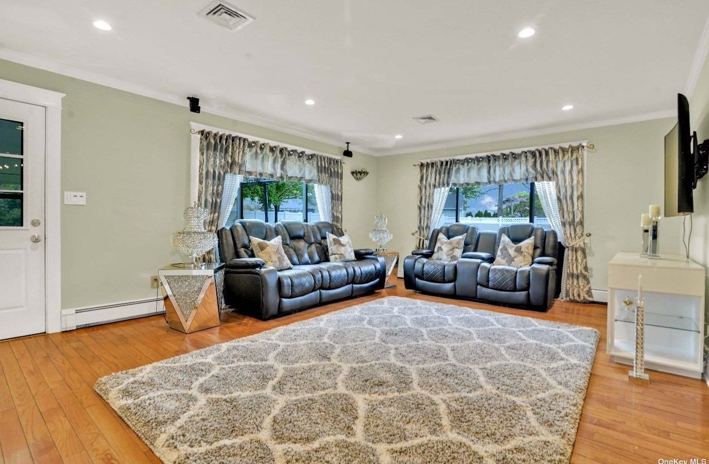 21 Carman Ave, Hempstead, NY 11554-1137