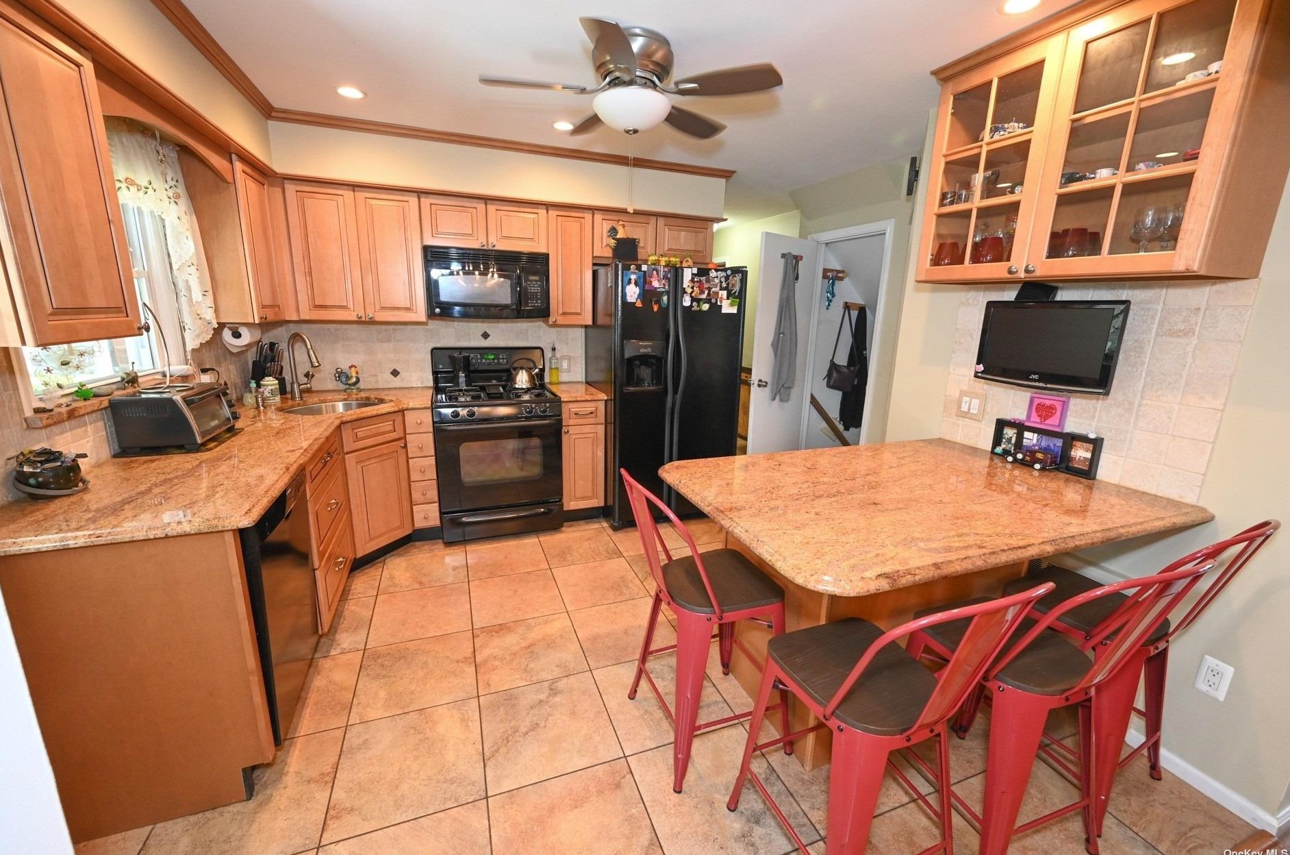 124 Litchfield Ave, Floral Park, NY 11003