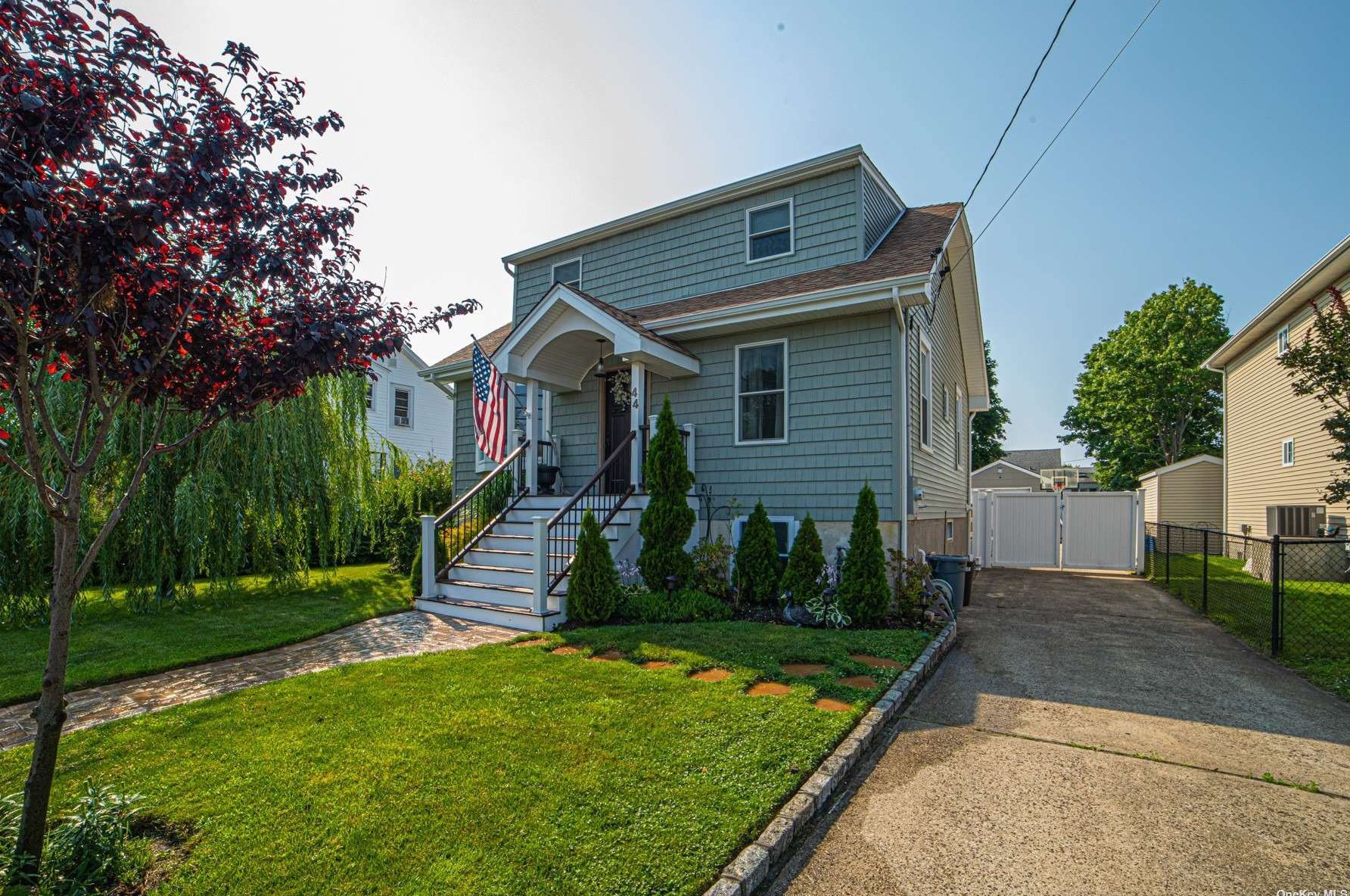 44 Palm St, North Lindenhurst, NY 11757