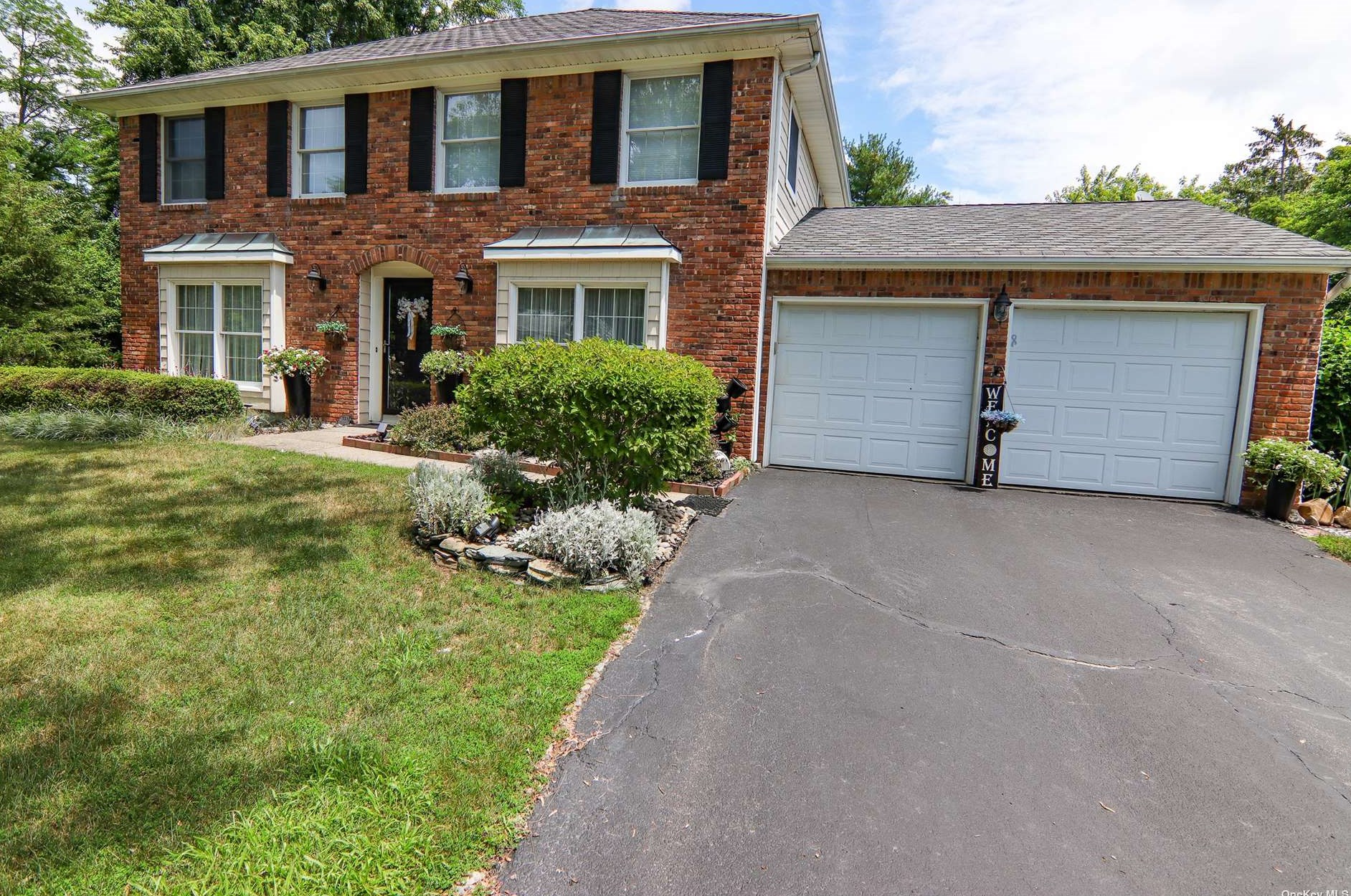 80 Manchester Ln, Stonybrook, NY 11790-2827