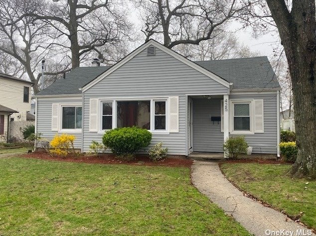 425 Yale Ave, Rockville Centre, NY 11570-3526