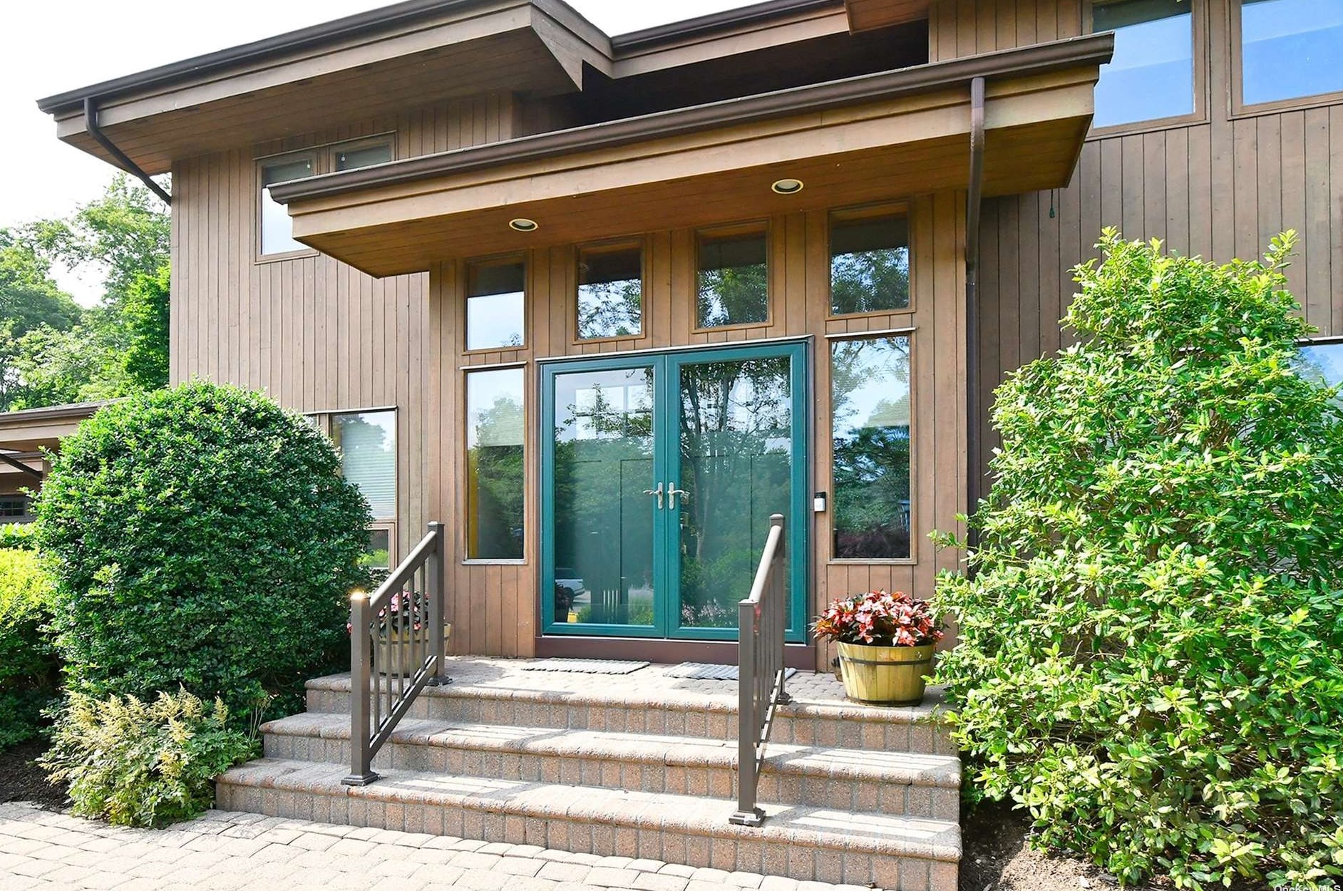 10 Dix Hills Ct, Huntington Station, NY 11746