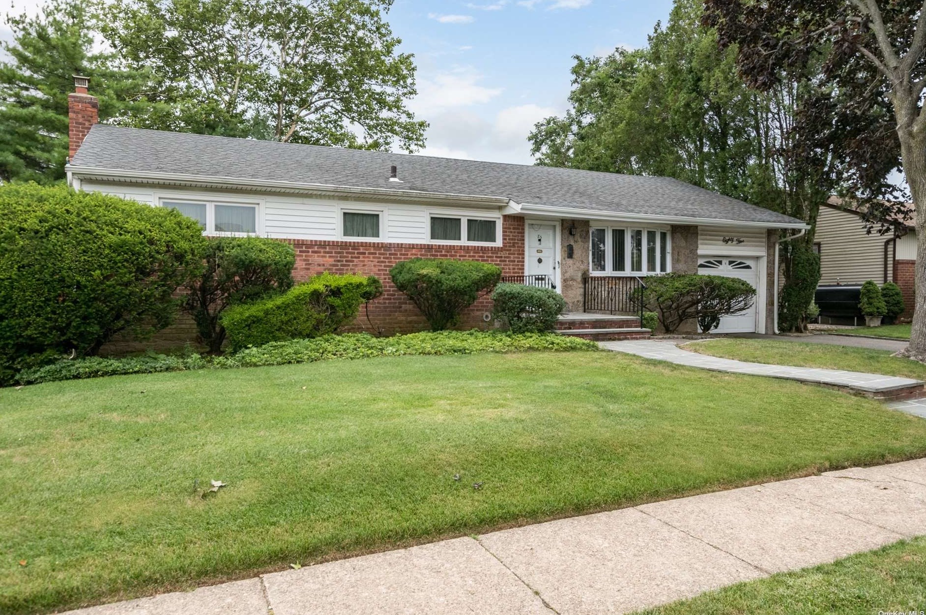 85 Morris Dr, Hempstead, NY 11554-1316