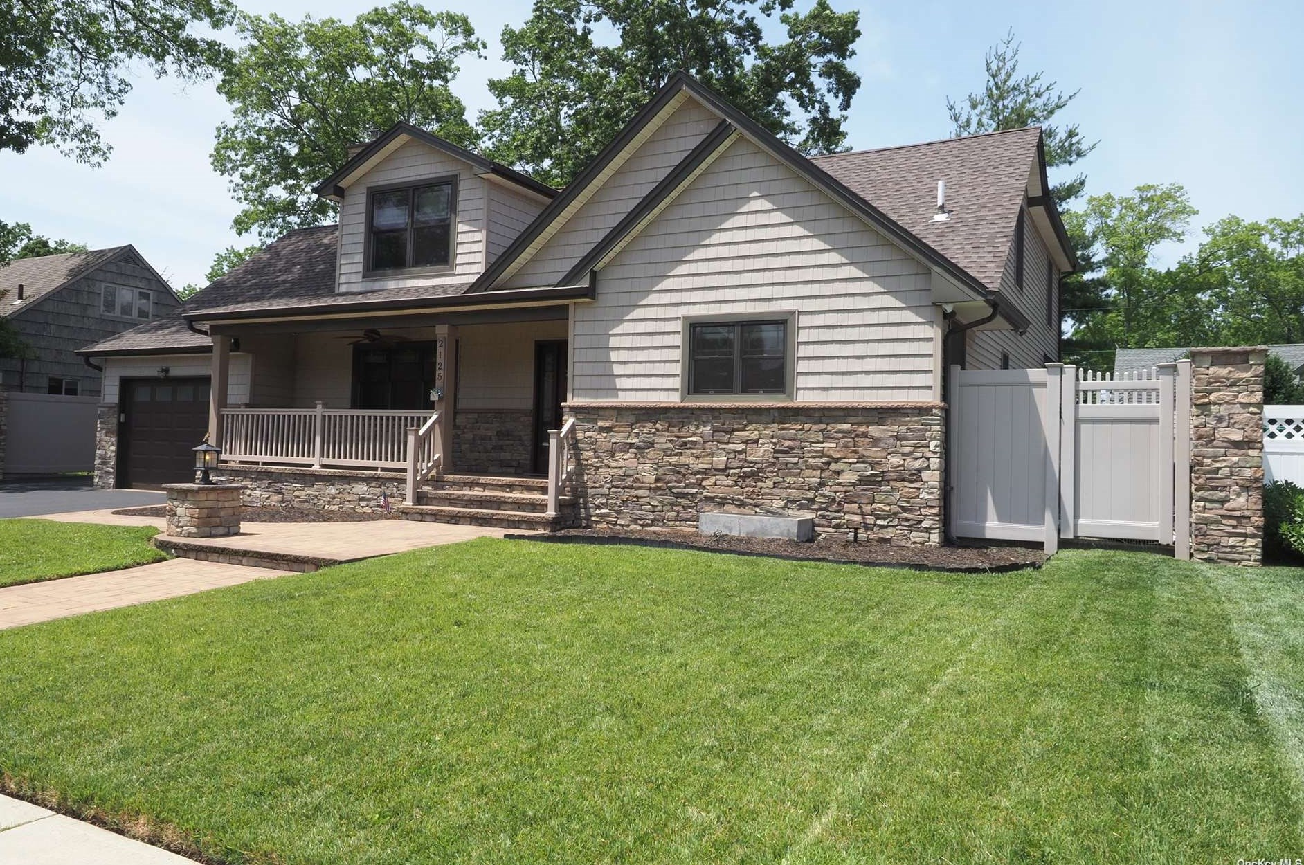2125 Cayuga Dr, North Merrick, NY 11566-3602