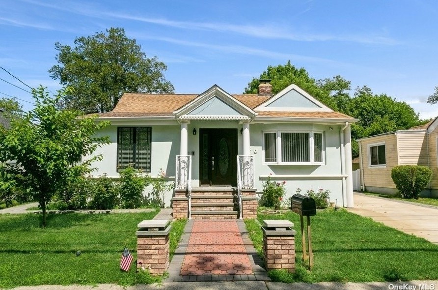 180 Rolling St, Malverne, NY 11565-2320