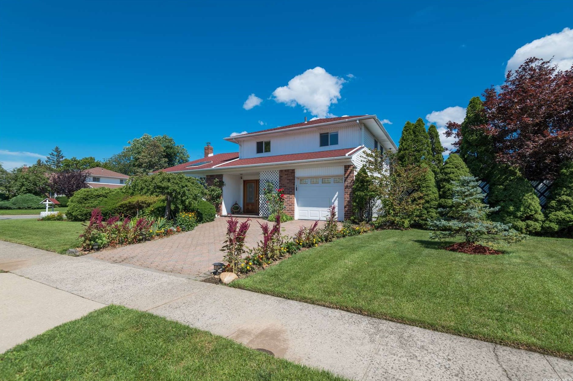 49 Robbins Ln, Westbury, NY 11590