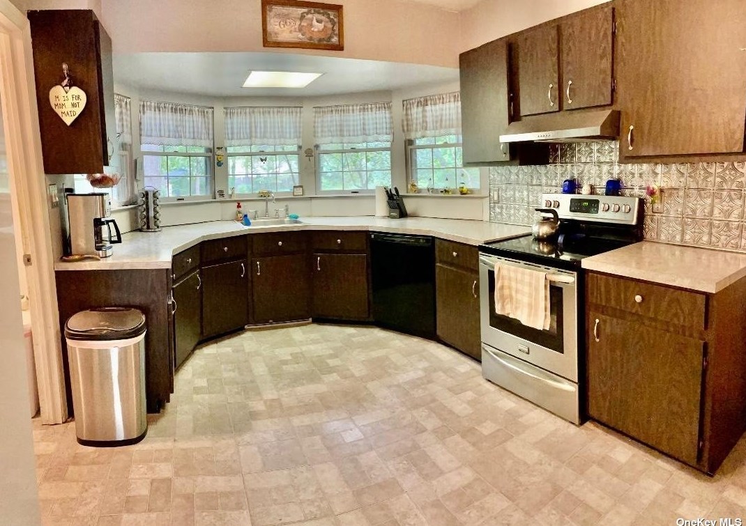 14 Poncho Dr, Manor Park NY  11950-1410 exterior