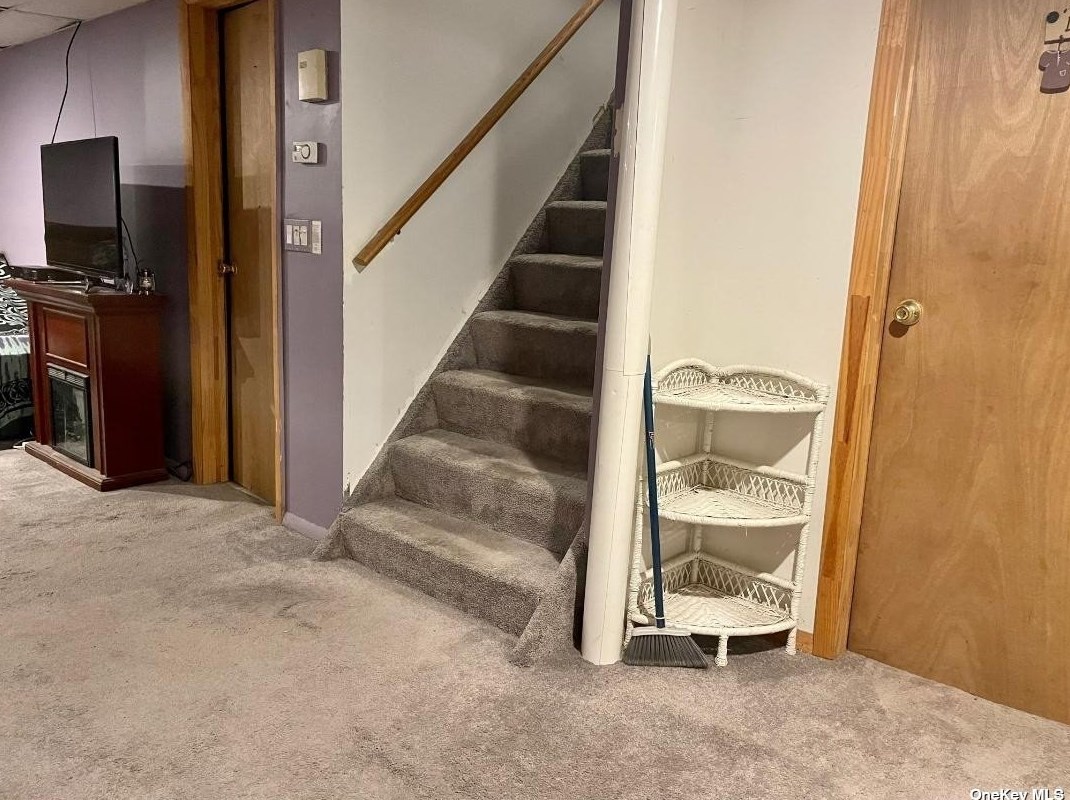 14 Poncho Dr, Manor Park NY  11950-1410 exterior