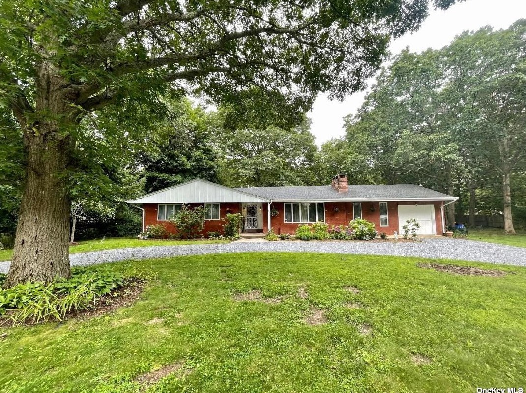 14 Poncho Dr, Manor Park NY  11950-1410 exterior
