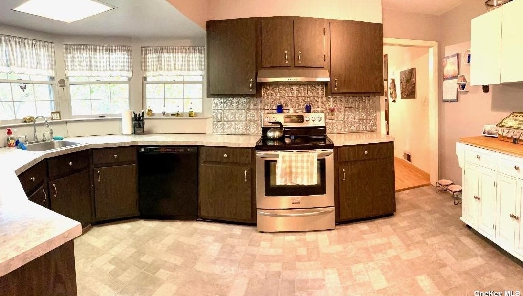 14 Poncho Dr, Manor Park NY  11950-1410 exterior