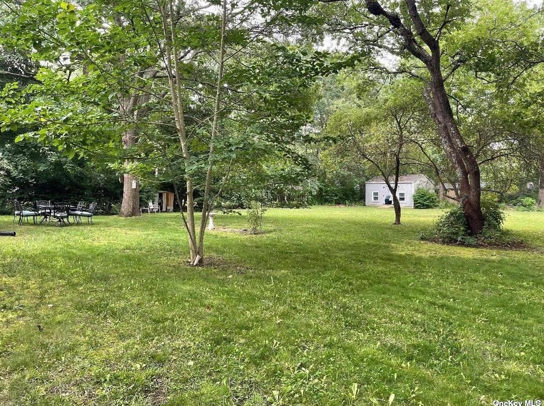 14 Poncho Dr, Manor Park NY  11950-1410 exterior