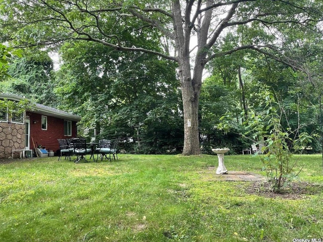 14 Poncho Dr, Manor Park NY  11950-1410 exterior