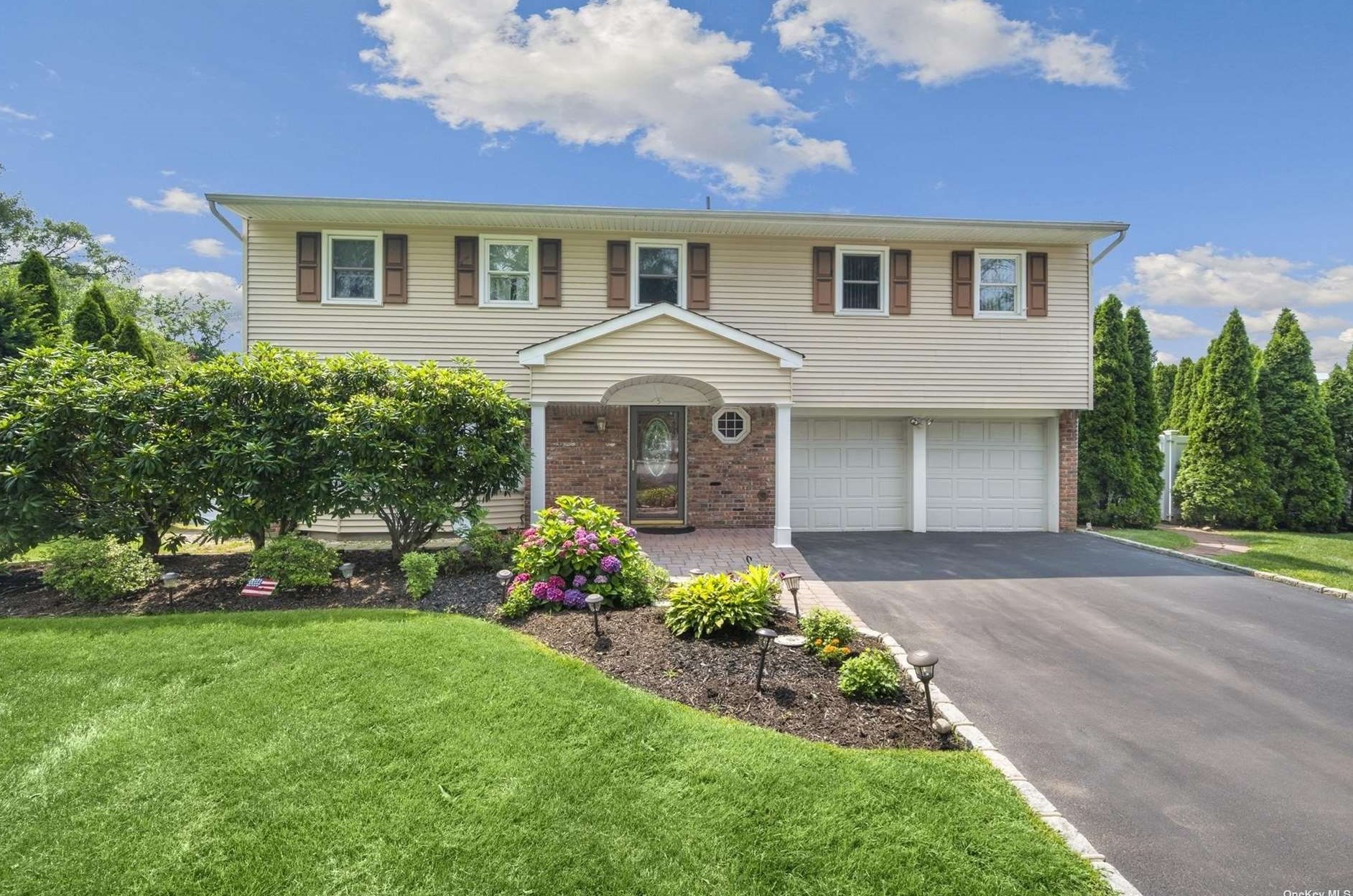 5 Cedar Ct, Elwood, NY 11731