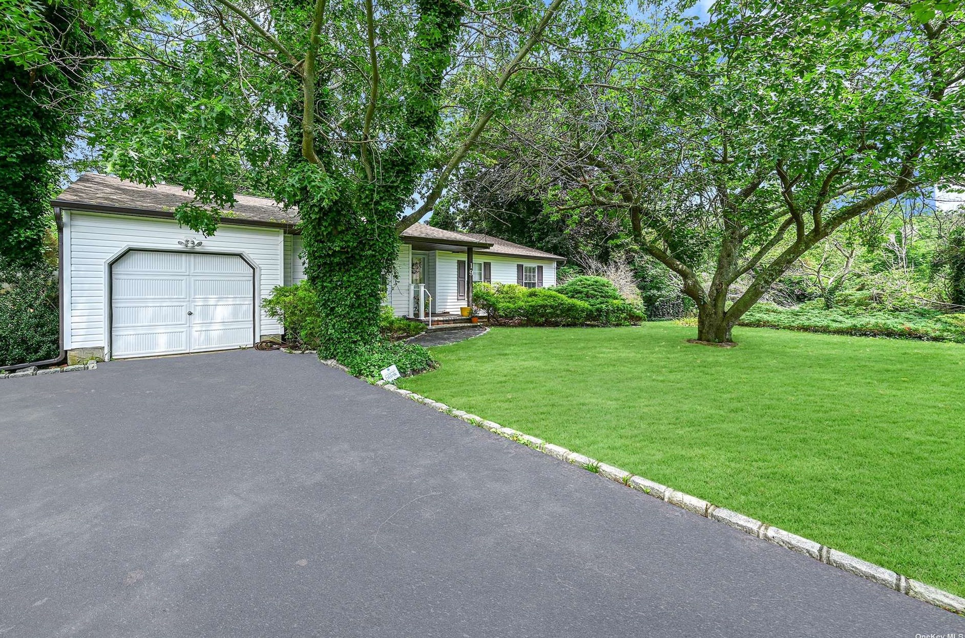 19 Valerie Ct, Sayville, NY 11782-2035