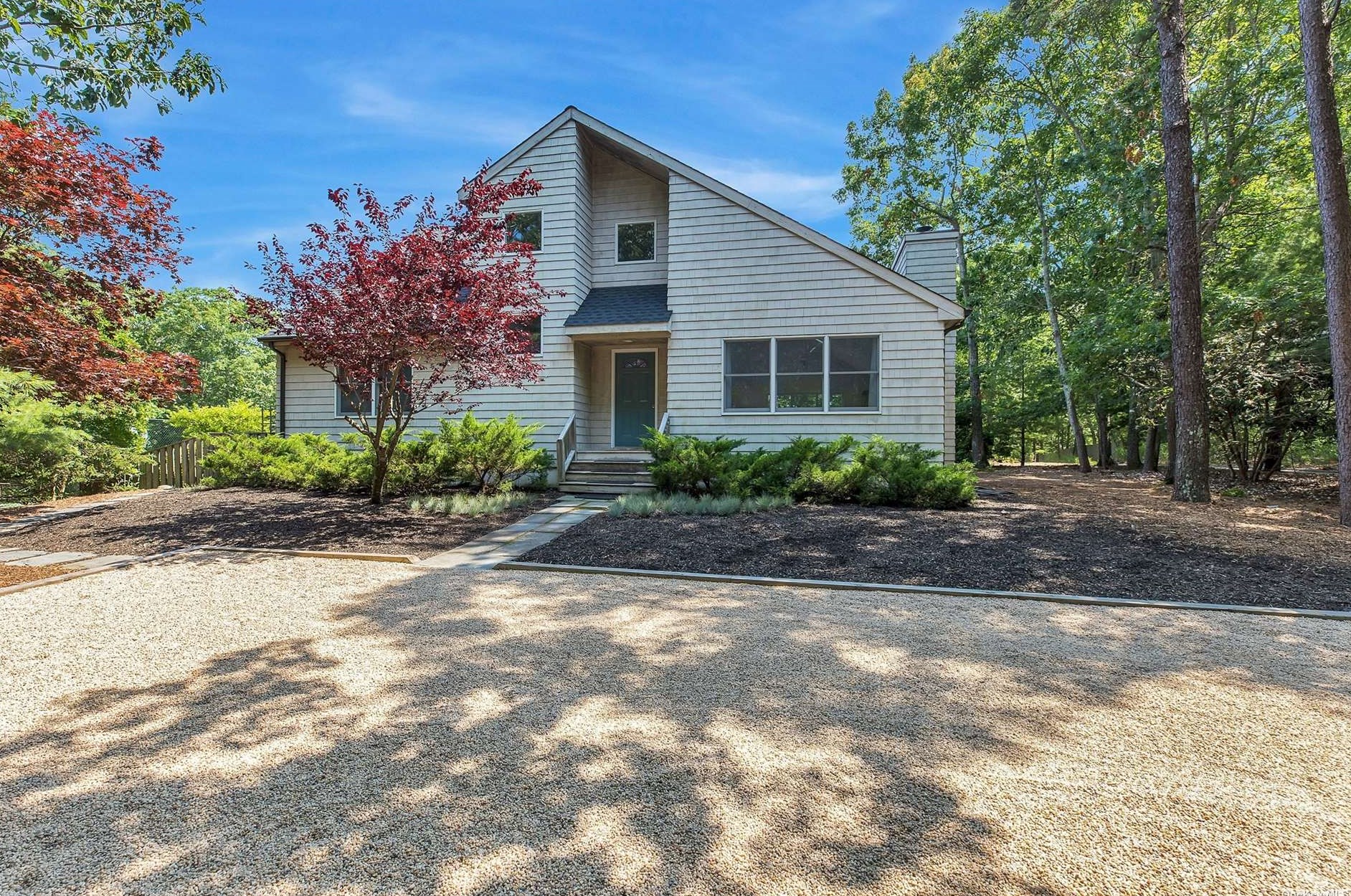 19 Bergen Ave, Hampton Bays, NY 11946