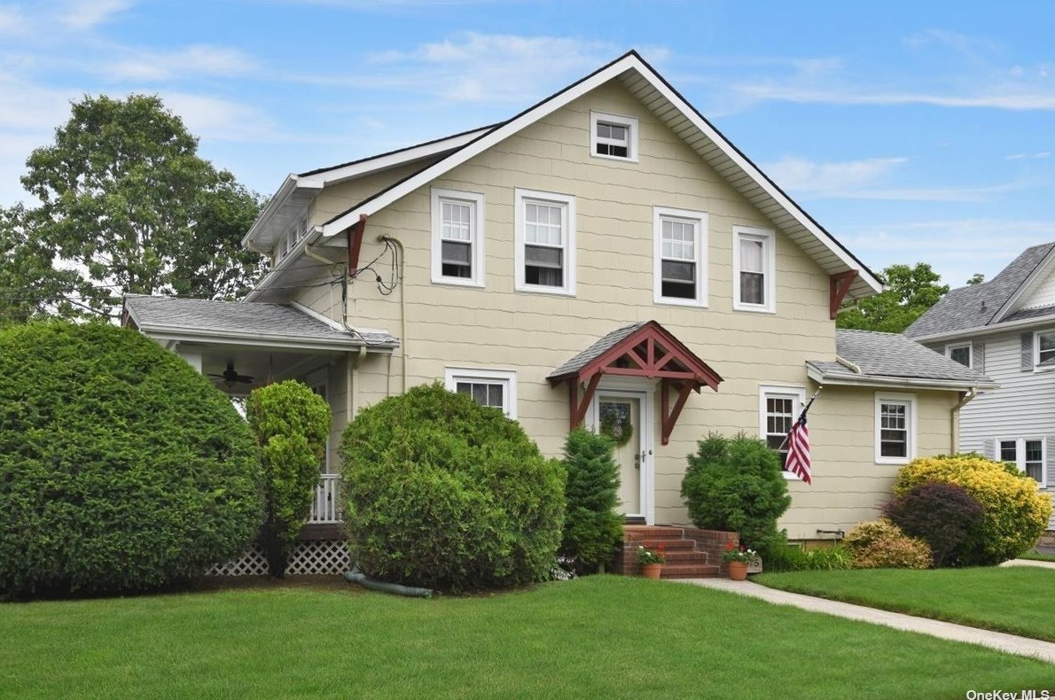 75 Vincent Pl, Lynbrook, NY 11563-3754