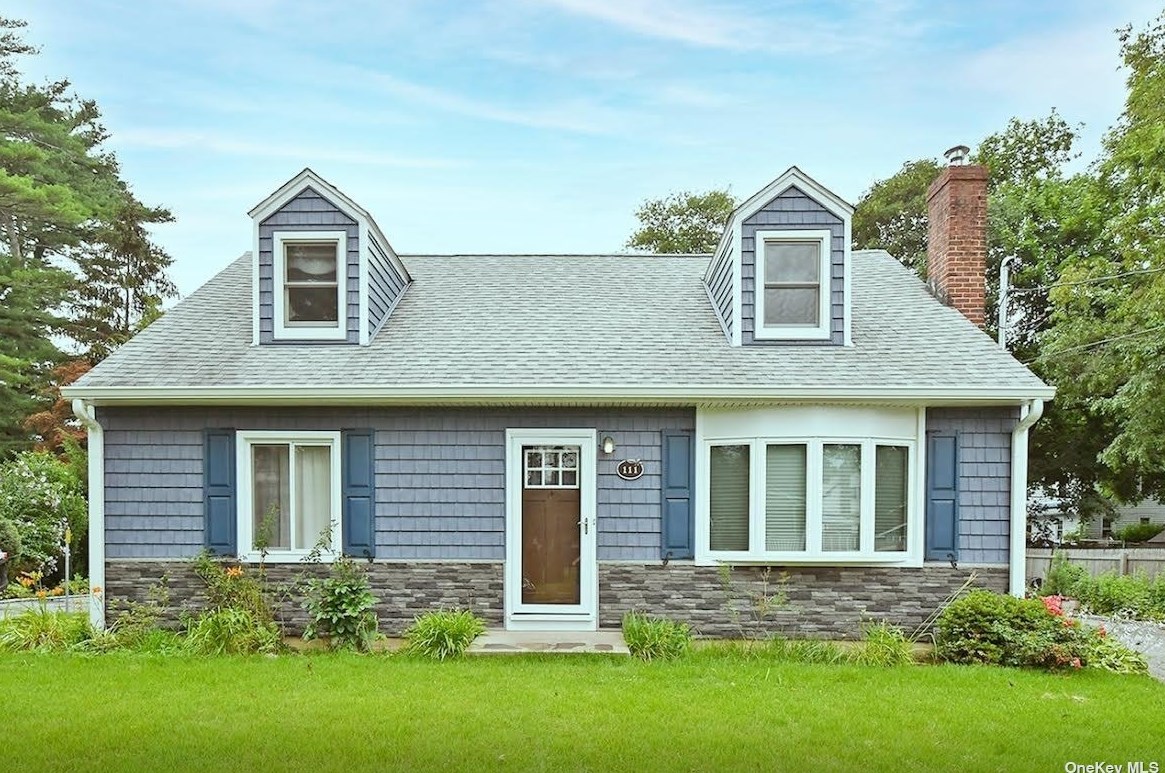 111 E 25th St, Huntington Station, NY 11746