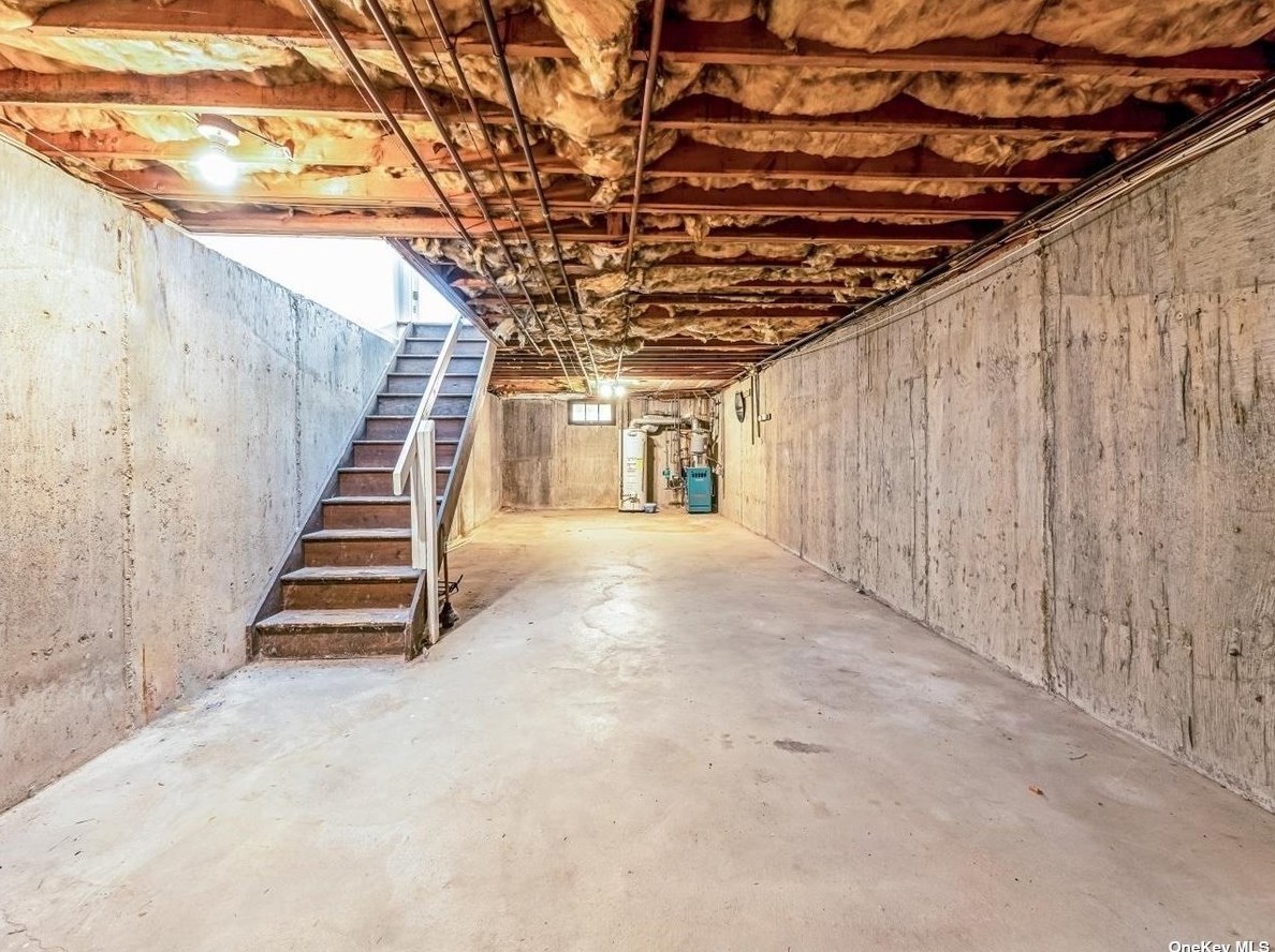 2 Marwood Rd S, Port Washington, NY 11050