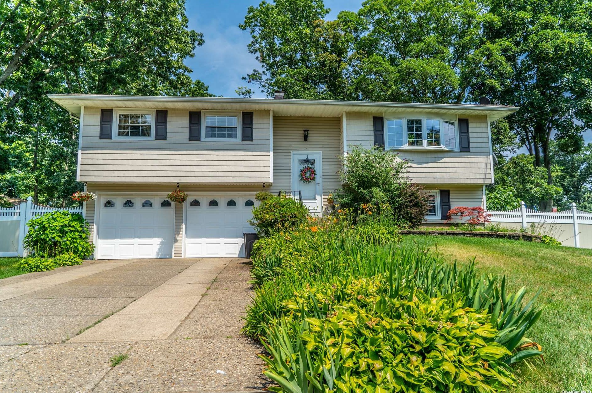 19 Forest Ave, Prt Jefferson Station, NY 11776-1820