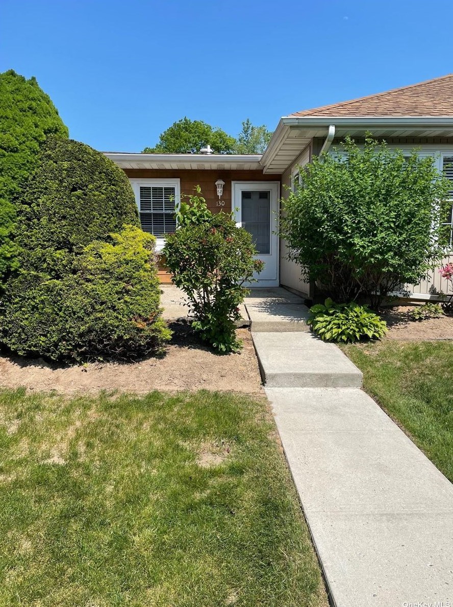 130 Revere Dr, Sayville, NY 11782-1361