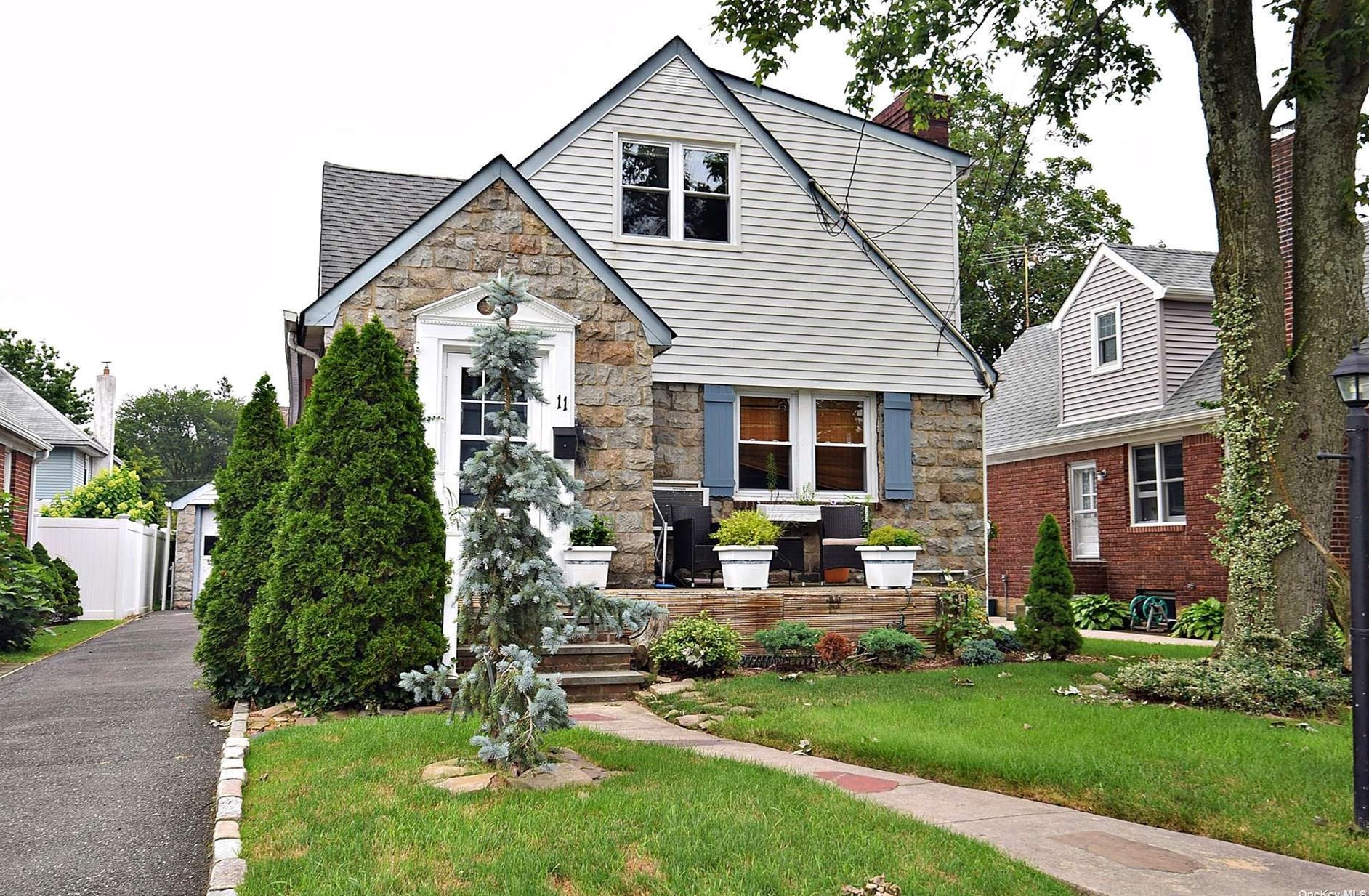 11 Whittier St, Lynbrook, NY 11563-1017