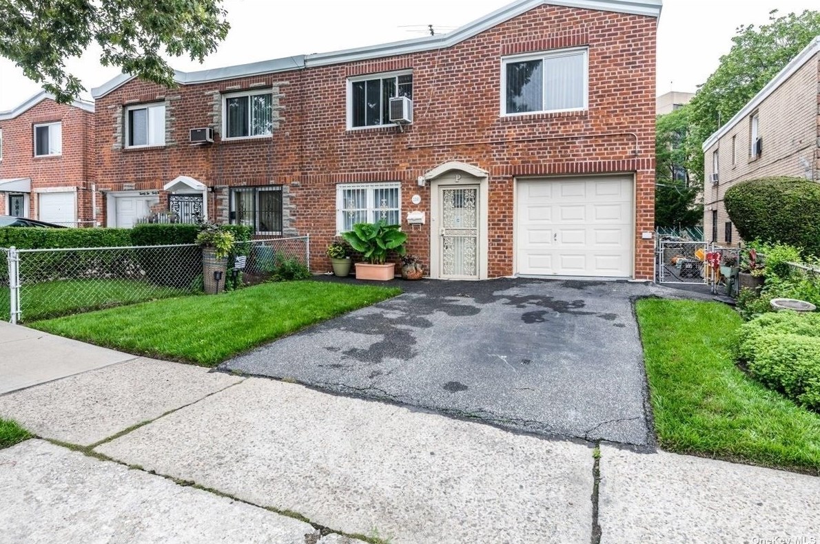 22-40 92nd St, Flushing, NY 11369-1117