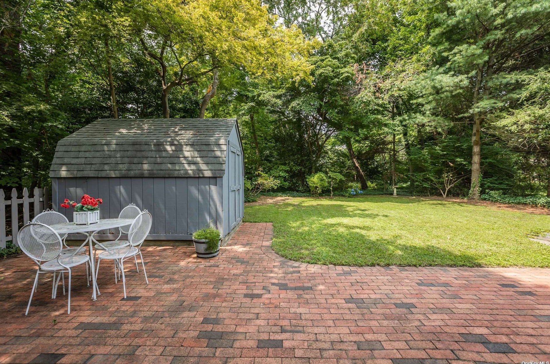 59 Clearview St, Hunt NY  11743-2449 exterior