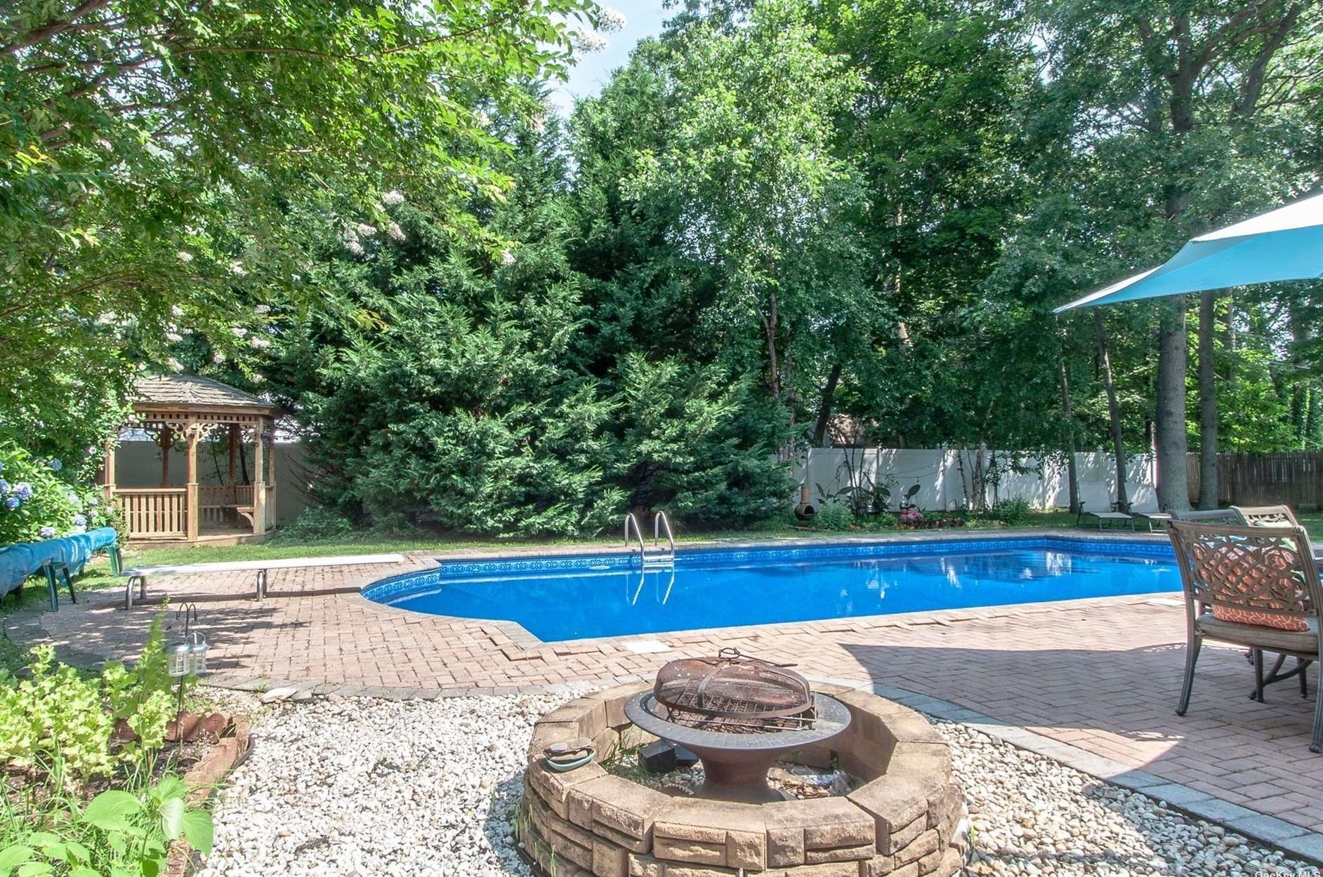 7 Stratton Ln, Stonybrook, NY 11790-3213