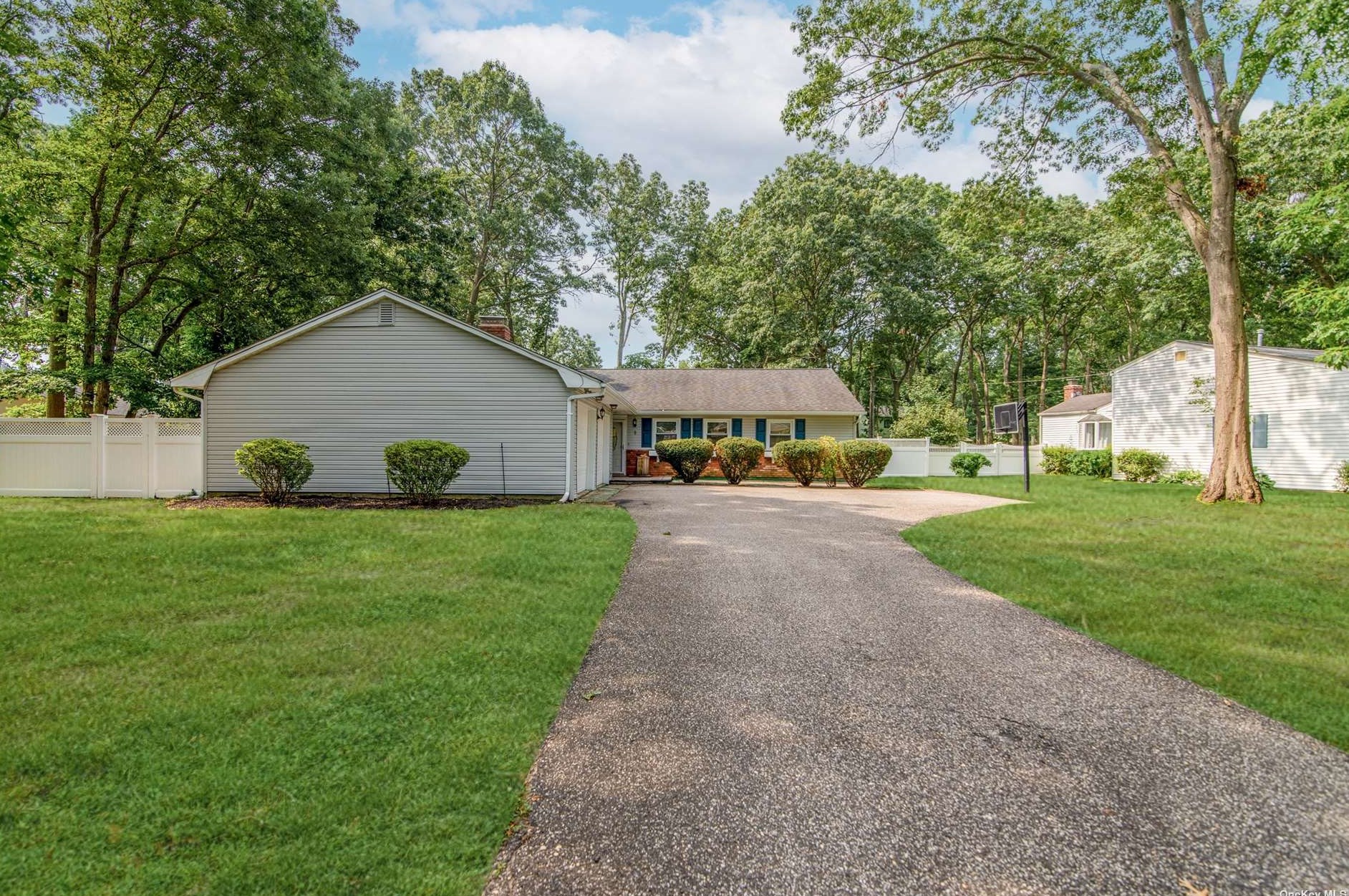 8 Balfour Ln, Stonybrook, NY 11790-2502
